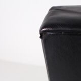 Paire de chauffeuses modernistes en cuir noir