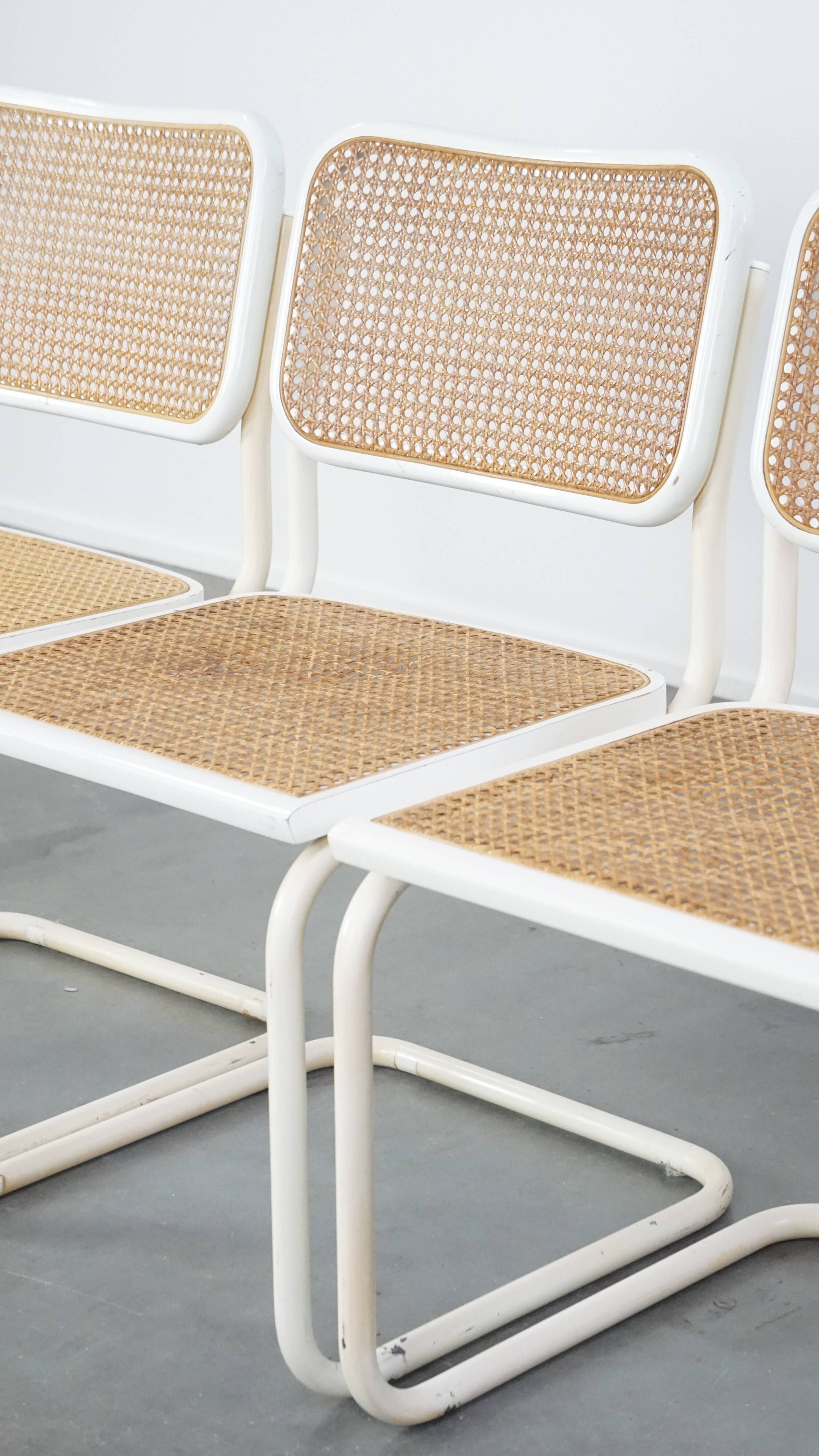 Lot de 4 chaises de salle à manger blanches au design vintage dans le style de Marcel Breuer avec assise en osier