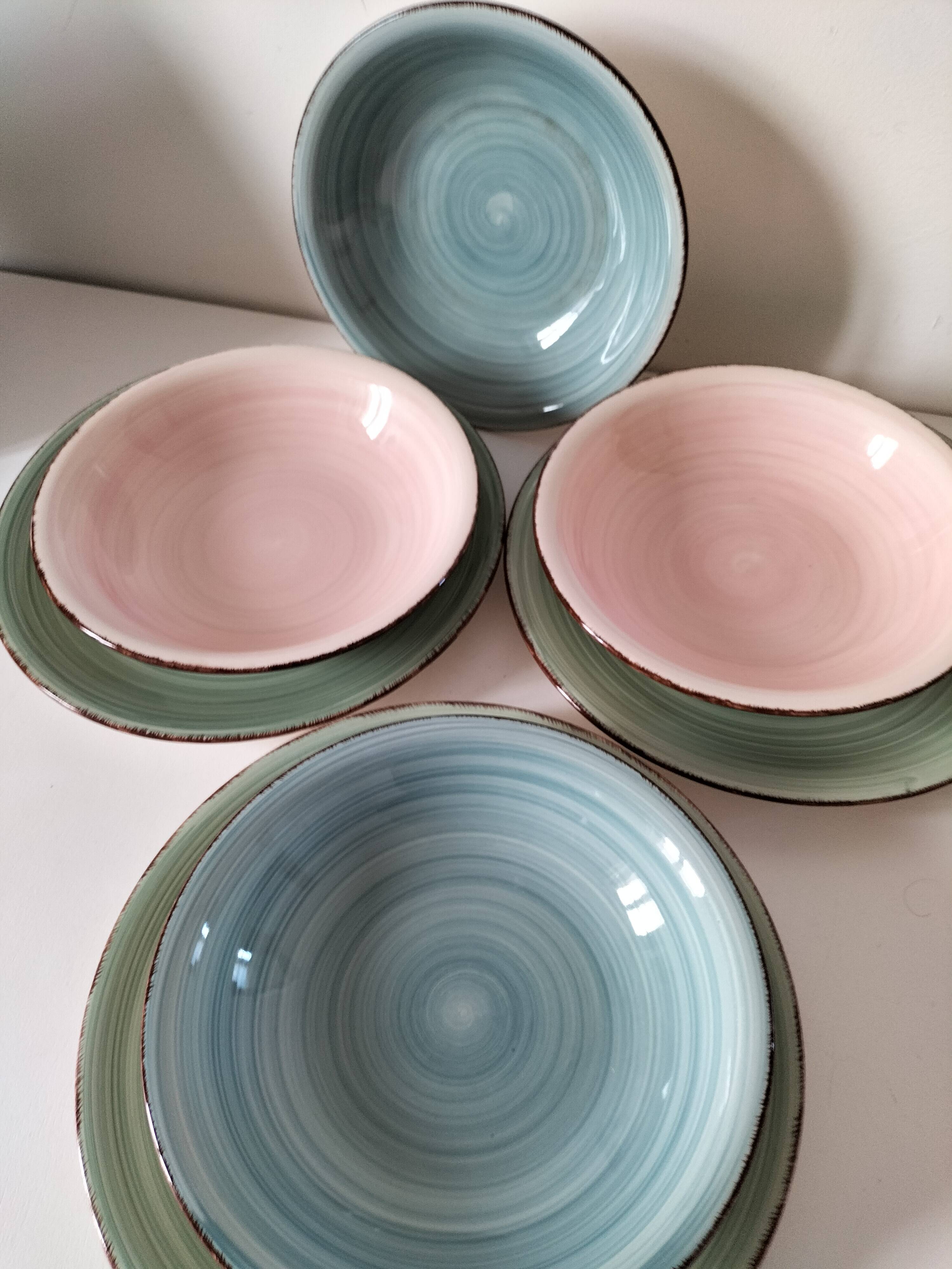 Set of 7 vintage flat and deep plates