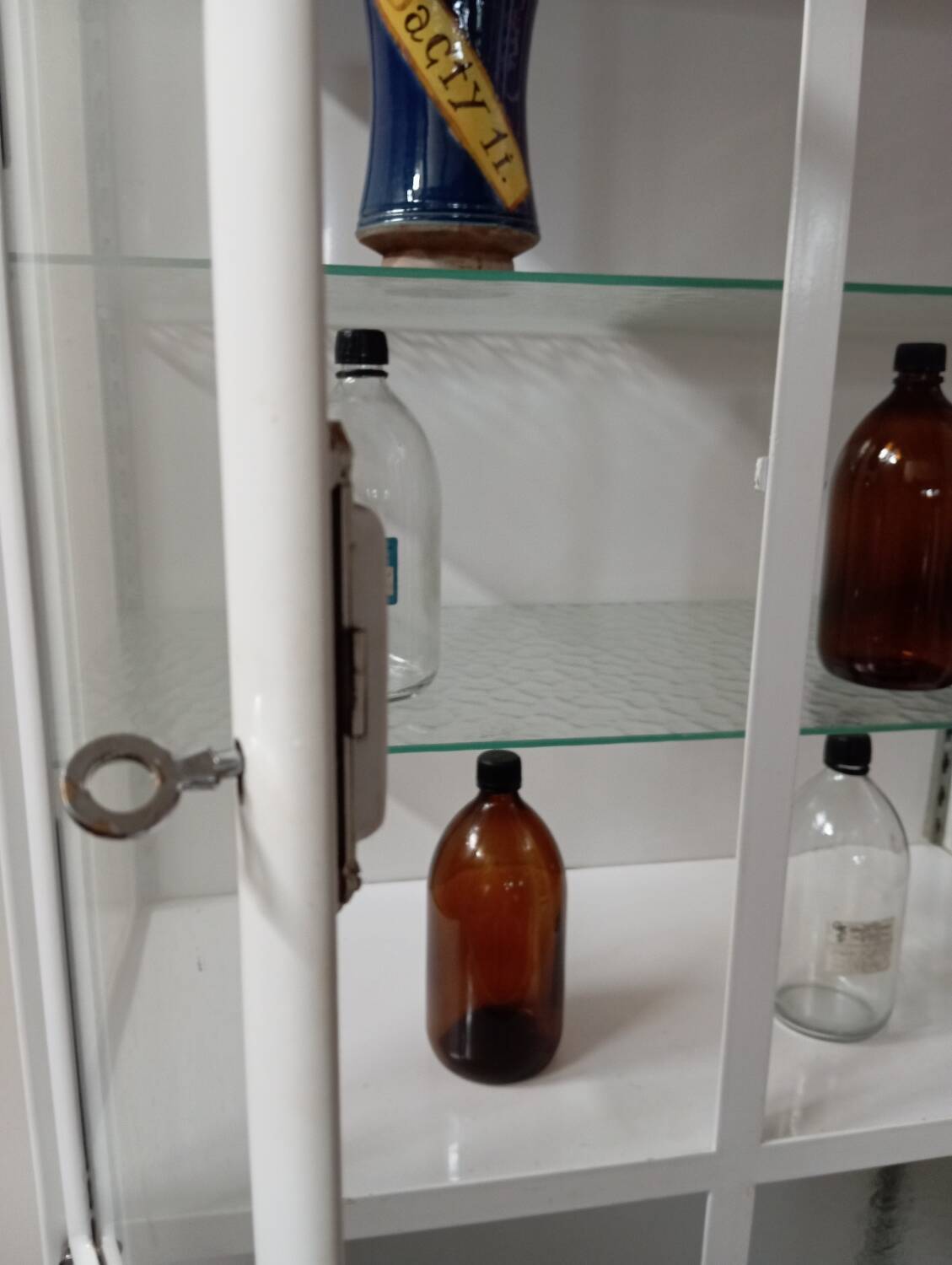 medicine cabinet / pharmacy