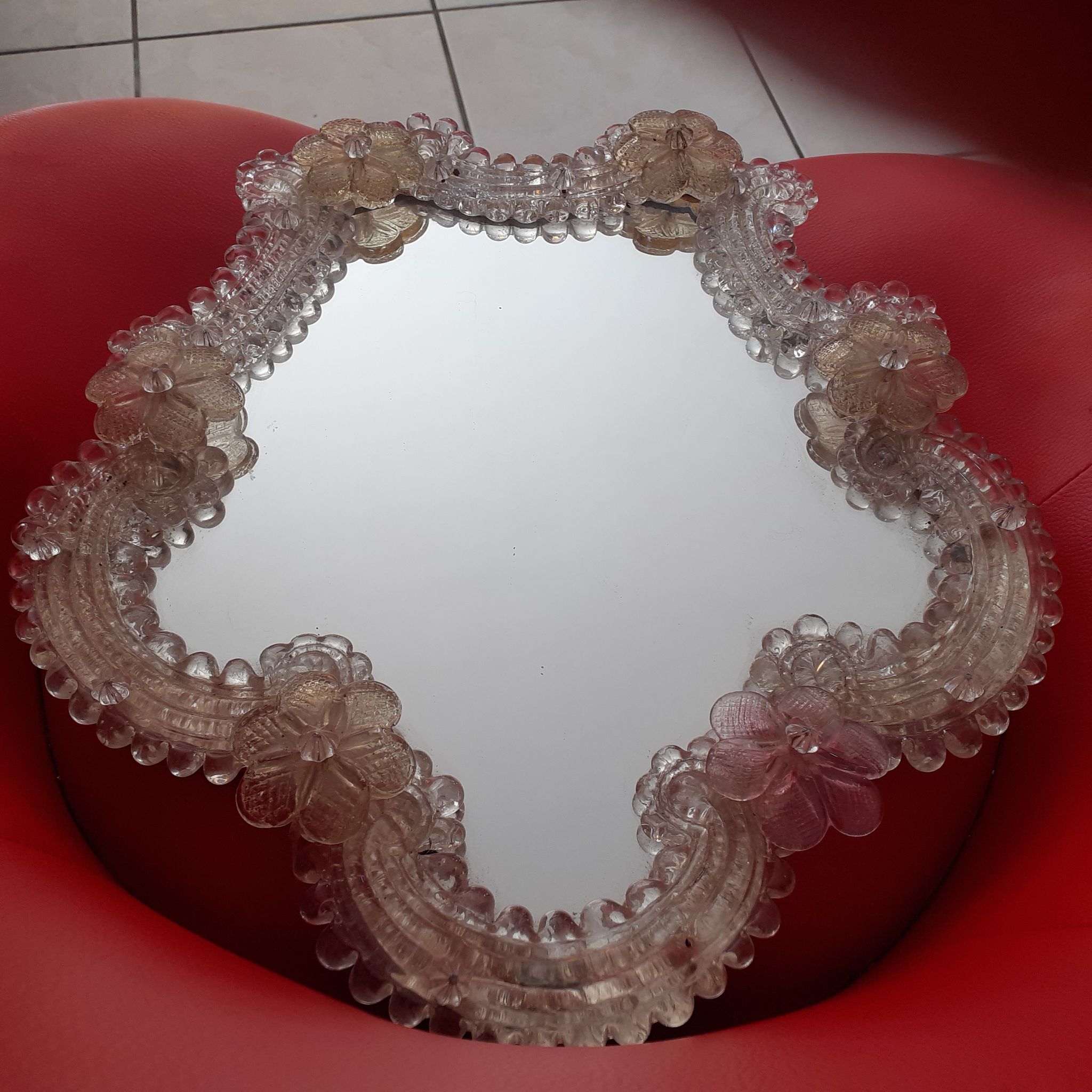 Venetian oval mirror with its flowers. To put or hang. Years 50.