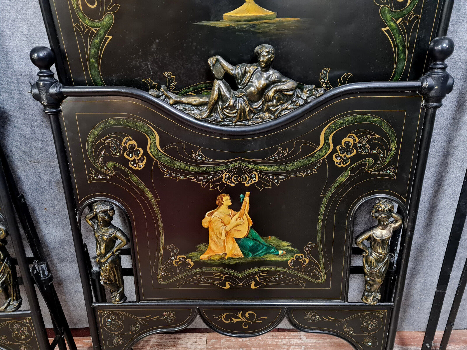 Paire de lits époque Napoléon III en fonte et bronze à décors peints à la main, vers 1850