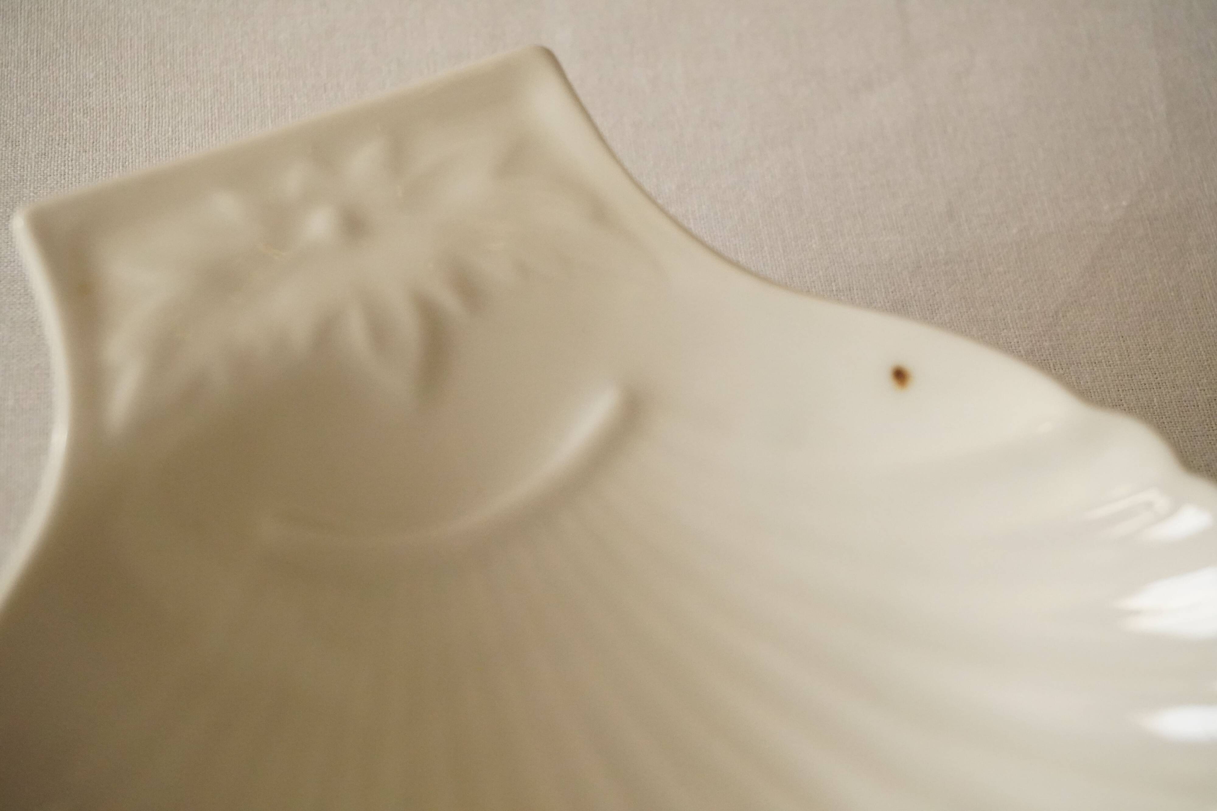 Set of 2 white porcelain scallop shell bowls, Apilco France