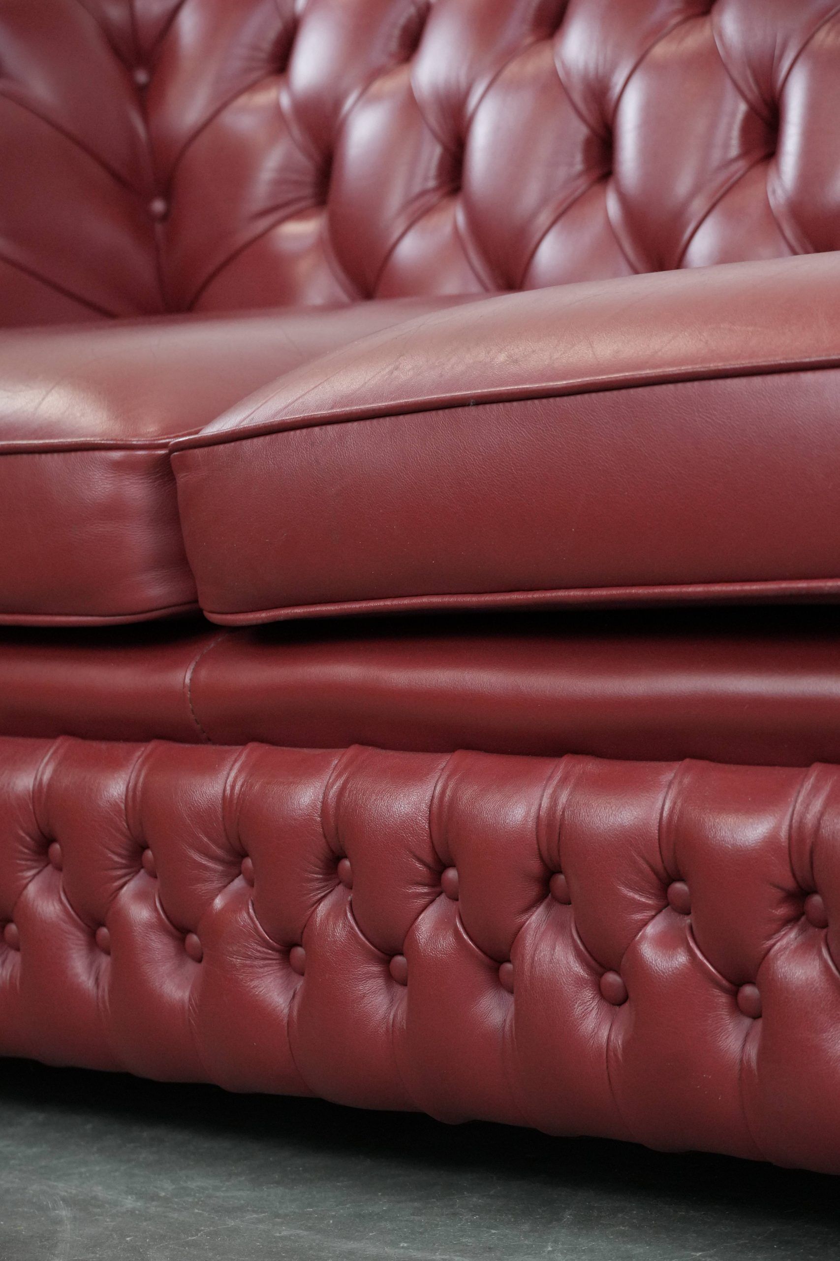 English cowhide Chesterfield 2.5-seater sofa in a stunning red colour