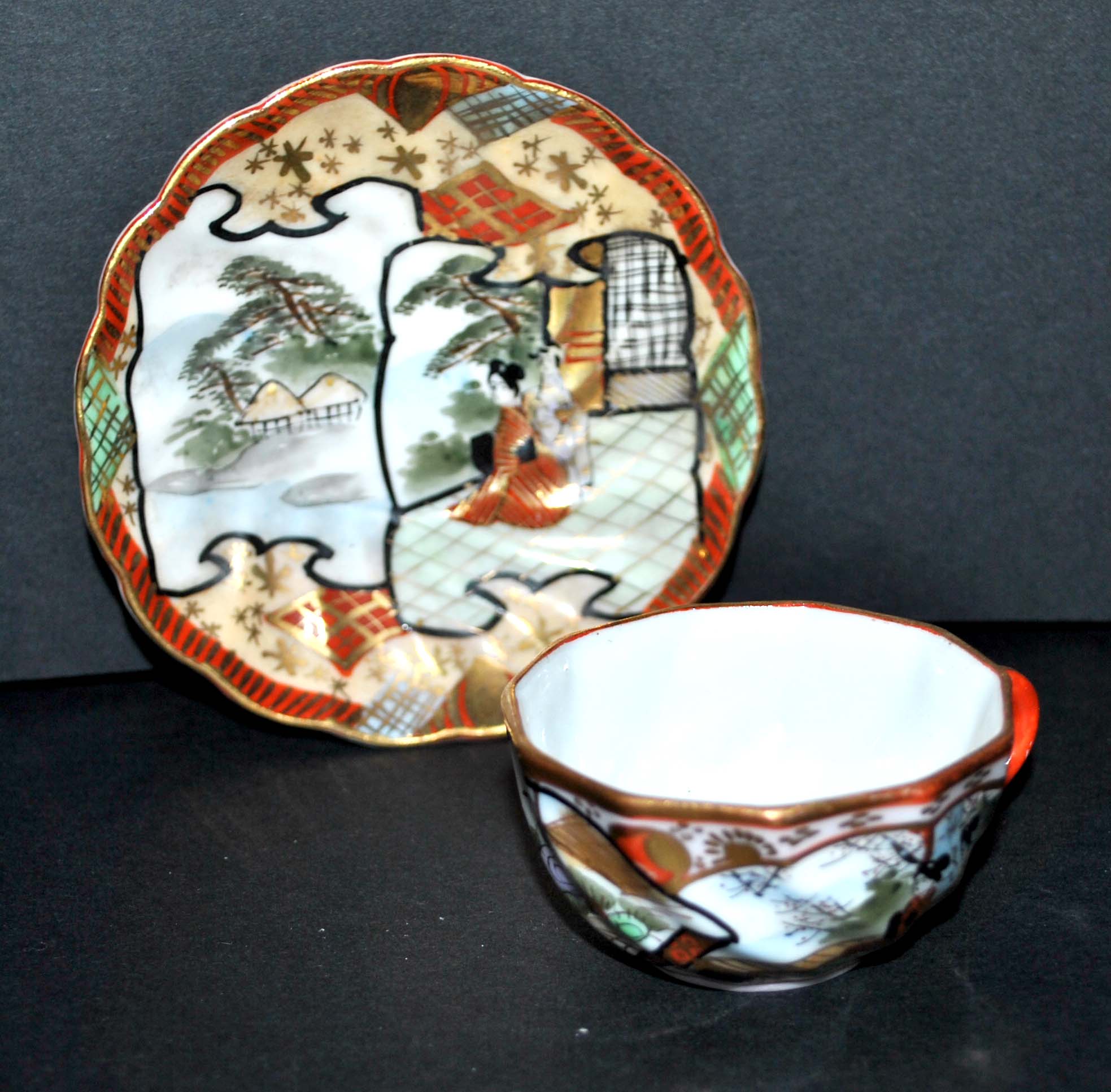 Polylobed Japanese porcelain cup - hand-painted geisha décor