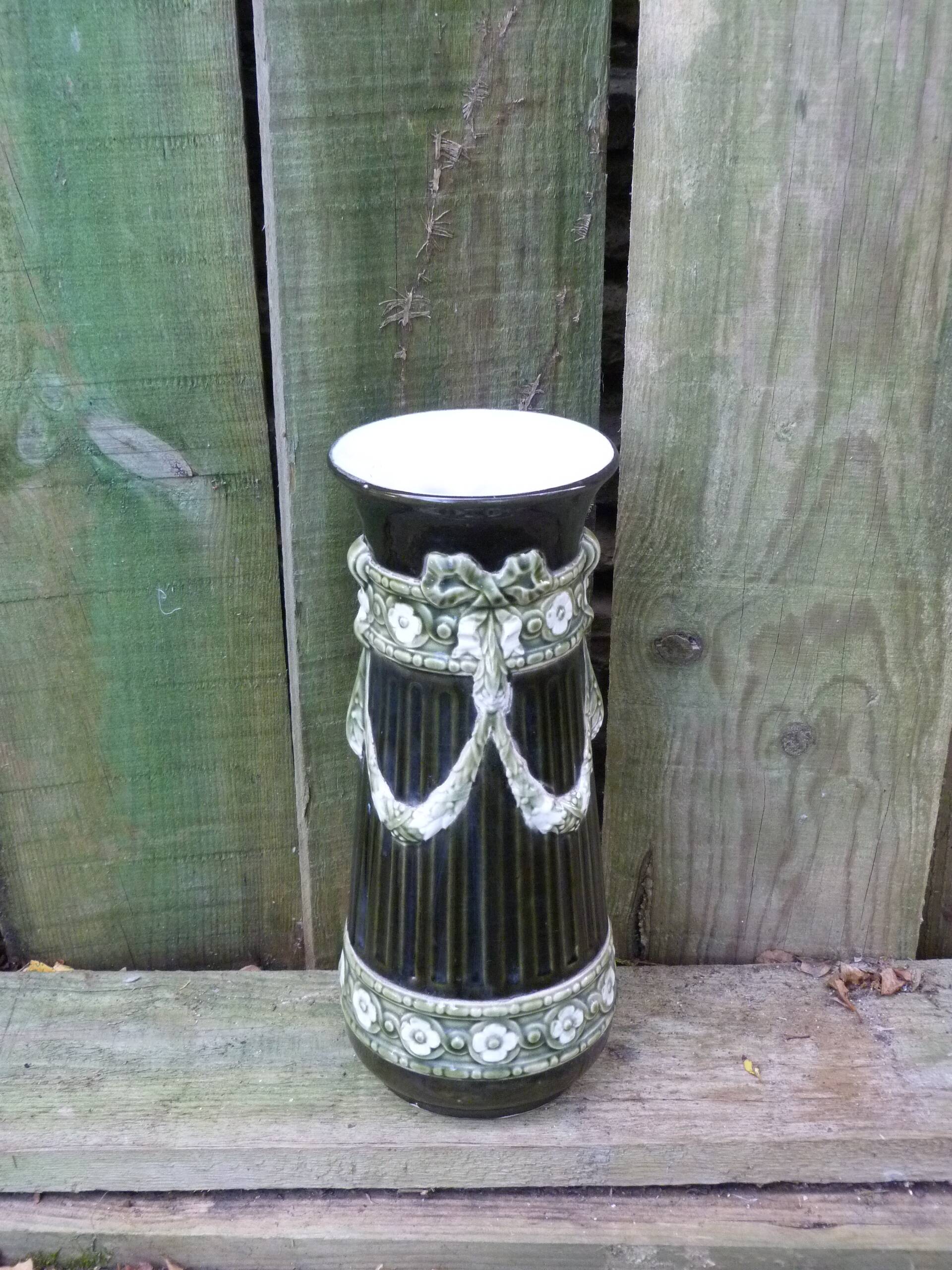 Art Nouveau vase in slip De Bruyn Fives Lille