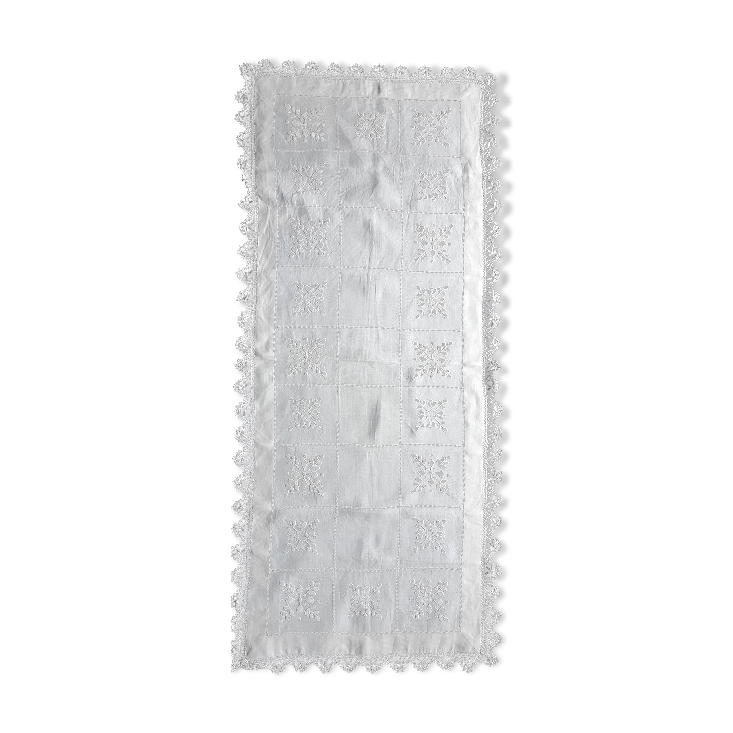 Embroidered table center, surrounded by lace from puy