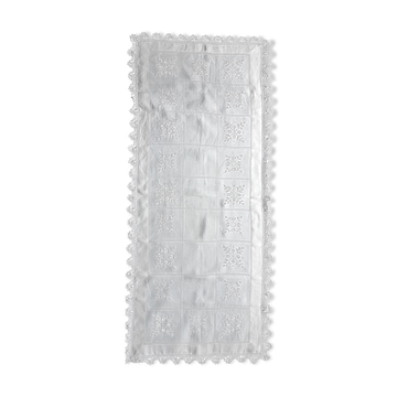 Centre de table brodé, entouré de dentelle du puy