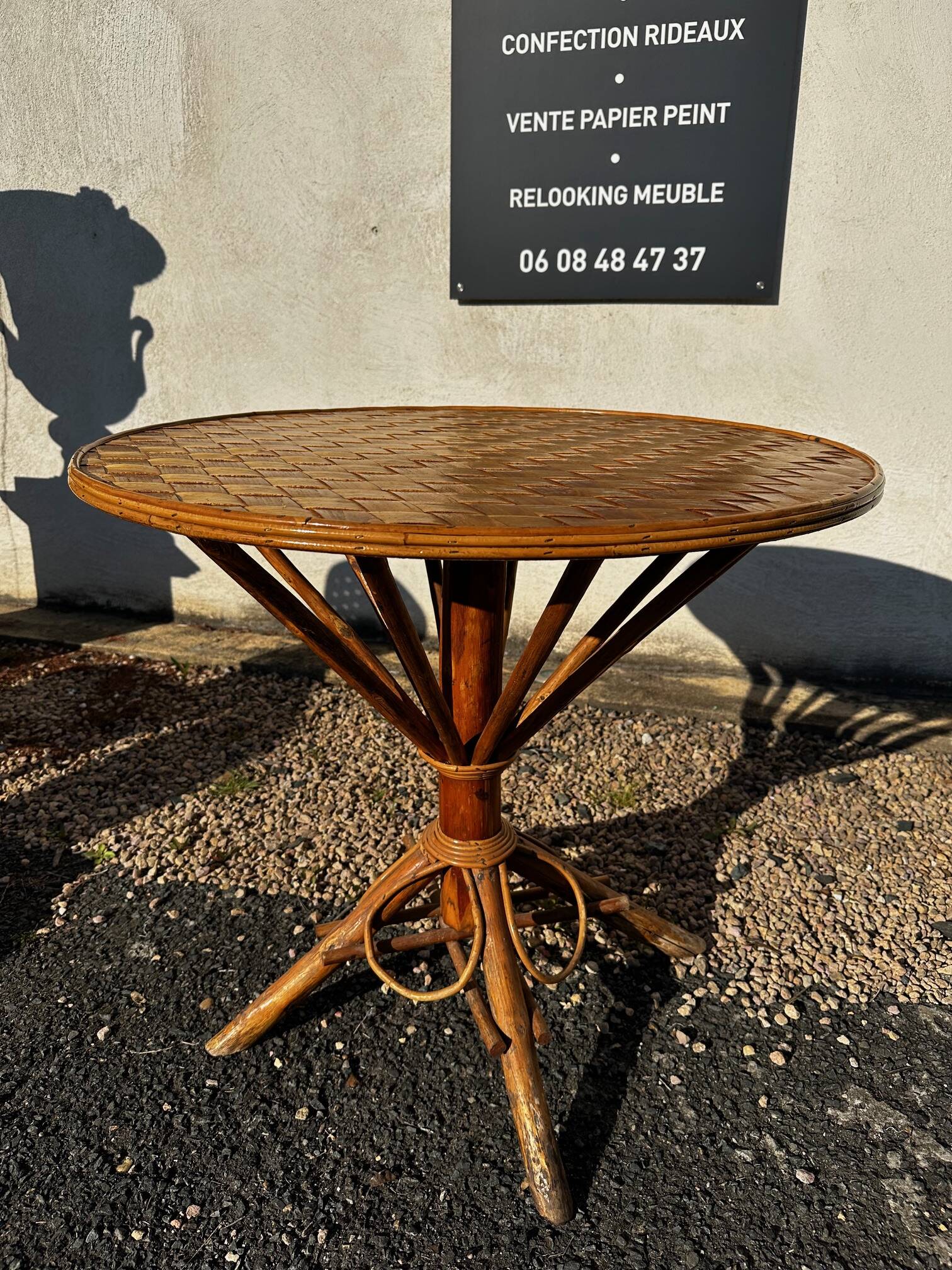 Rattan and chestnut living room