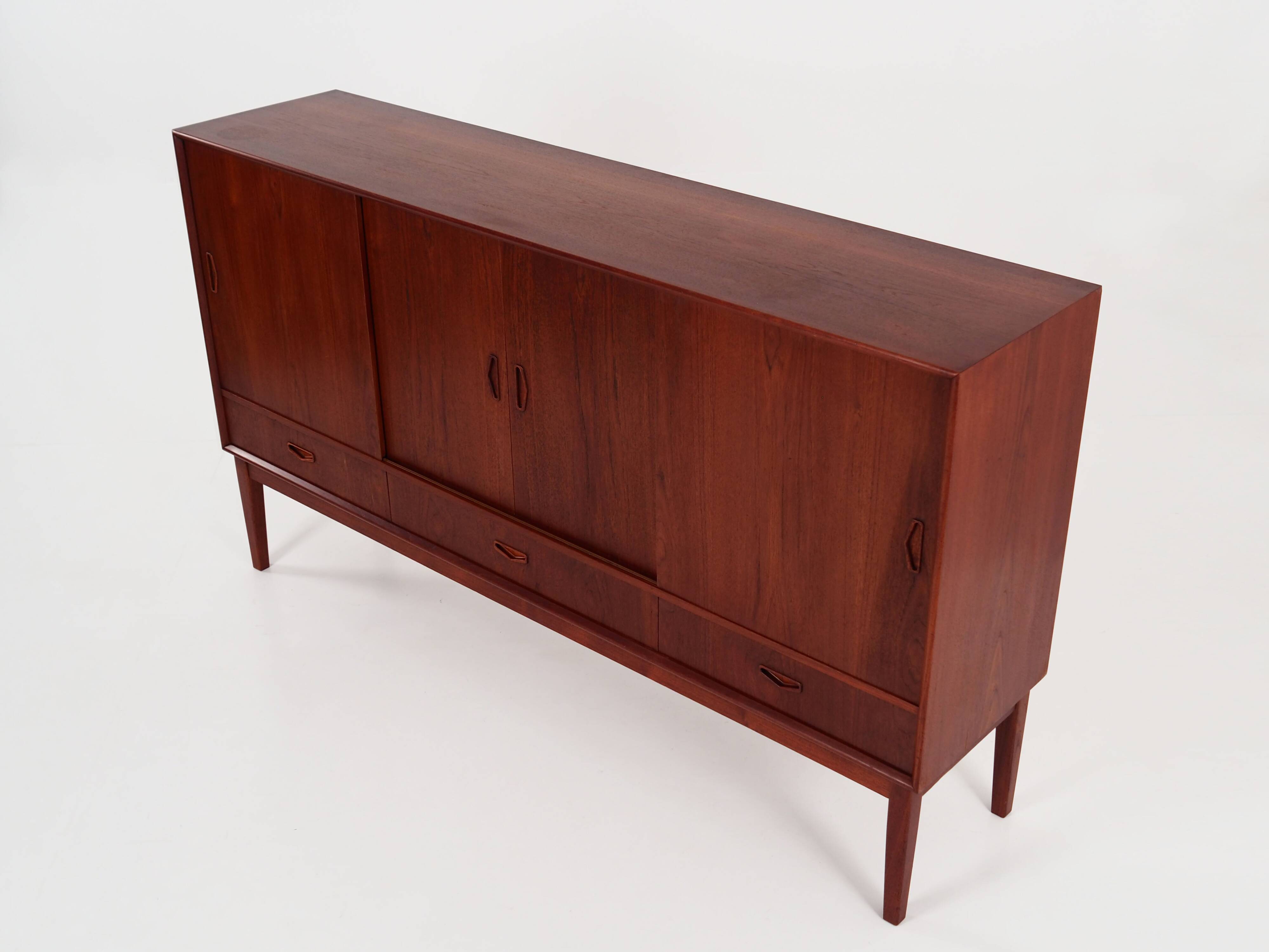 Buffet haut en teck, design danois, années 1970, production : Danemark