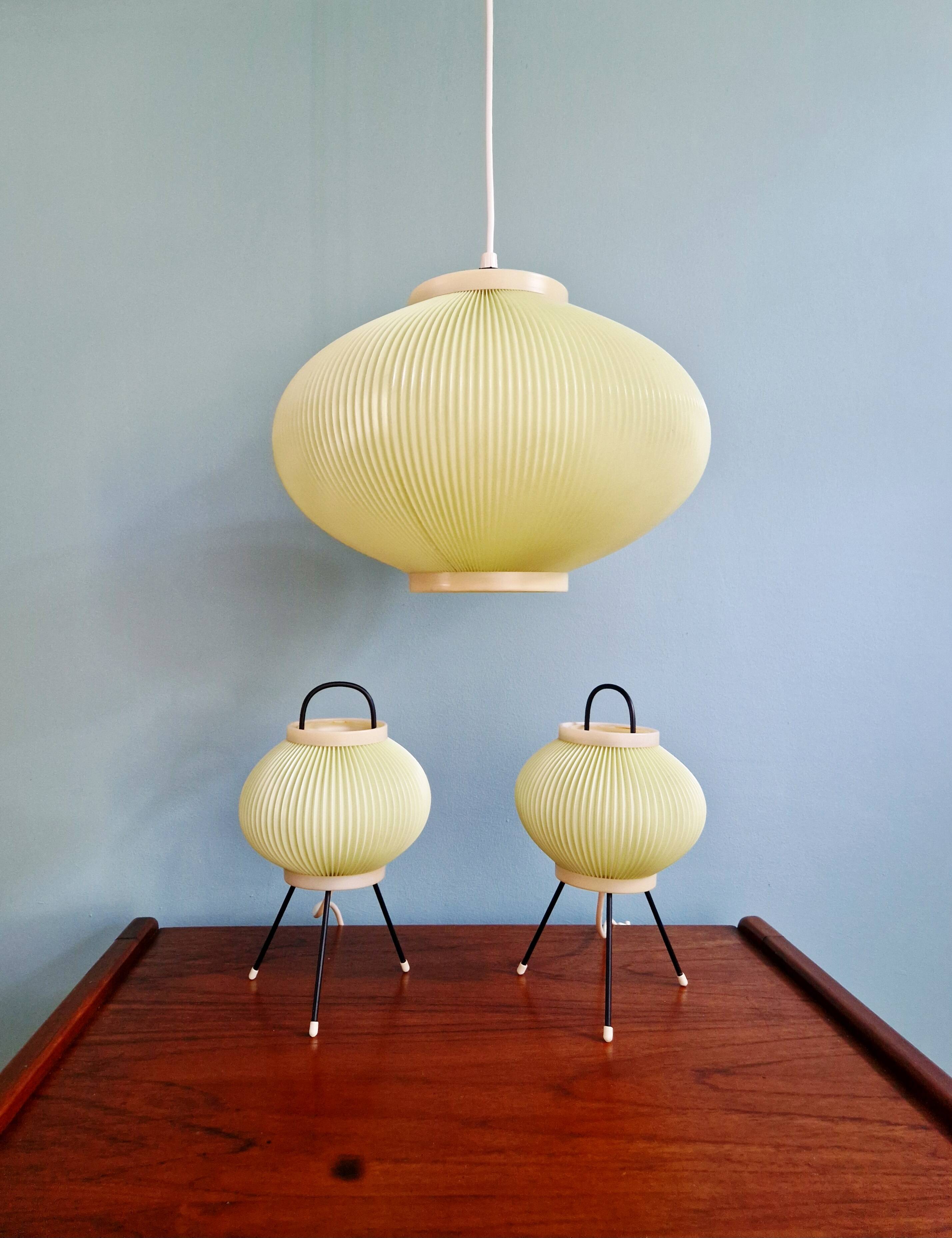Paire de lampes tripode en celluloïd plissé vert pâle, 1960