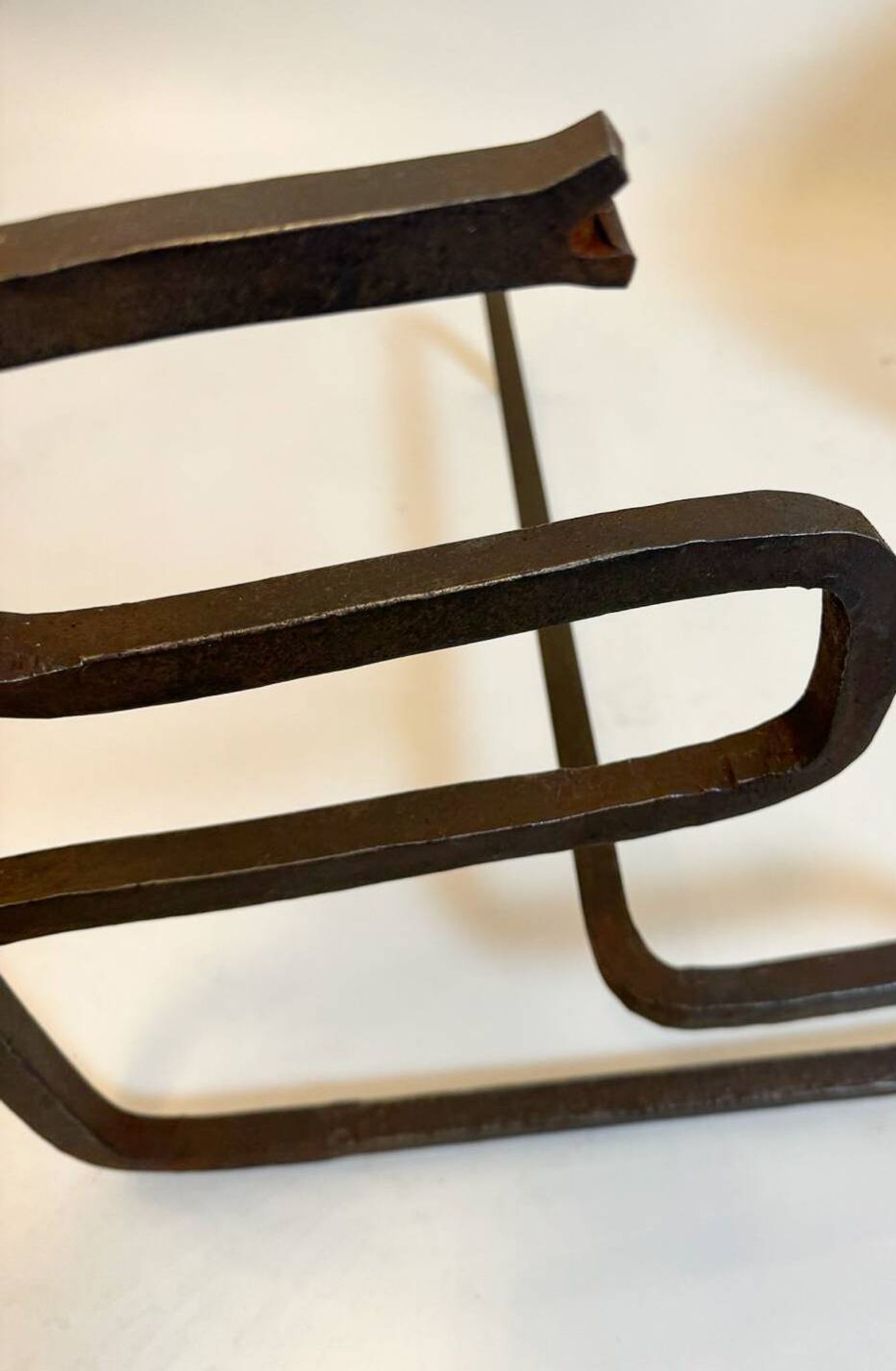 Paire de chenets à serpent en fer forgé, Italie, années 1950