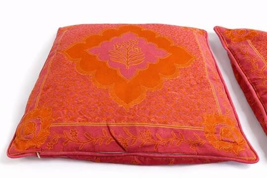 Set of 4 embroidered cushions in coral and pink – 44x44 cm – identical on both sides.