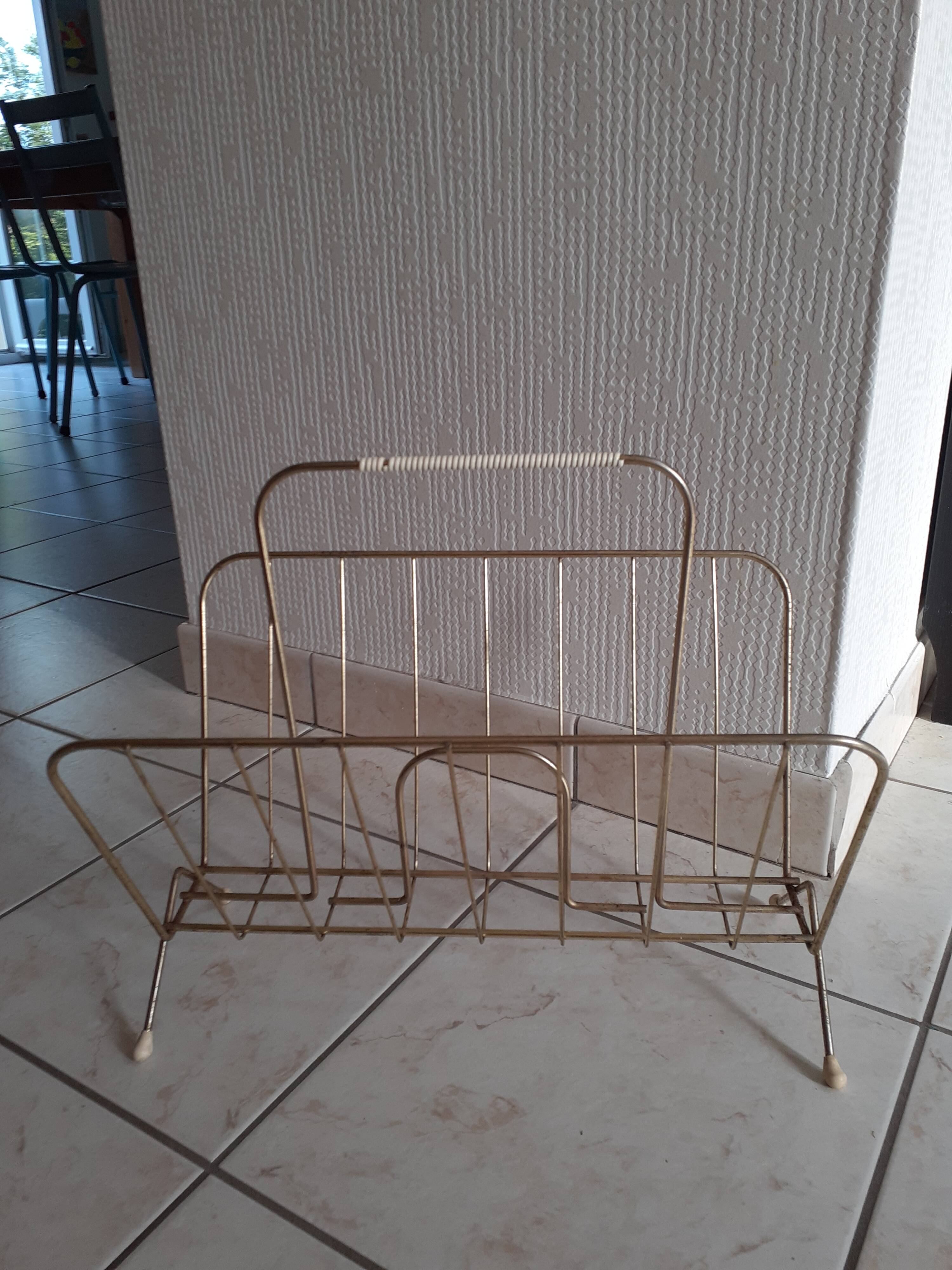 Porte revues en métal doré et scoubidou