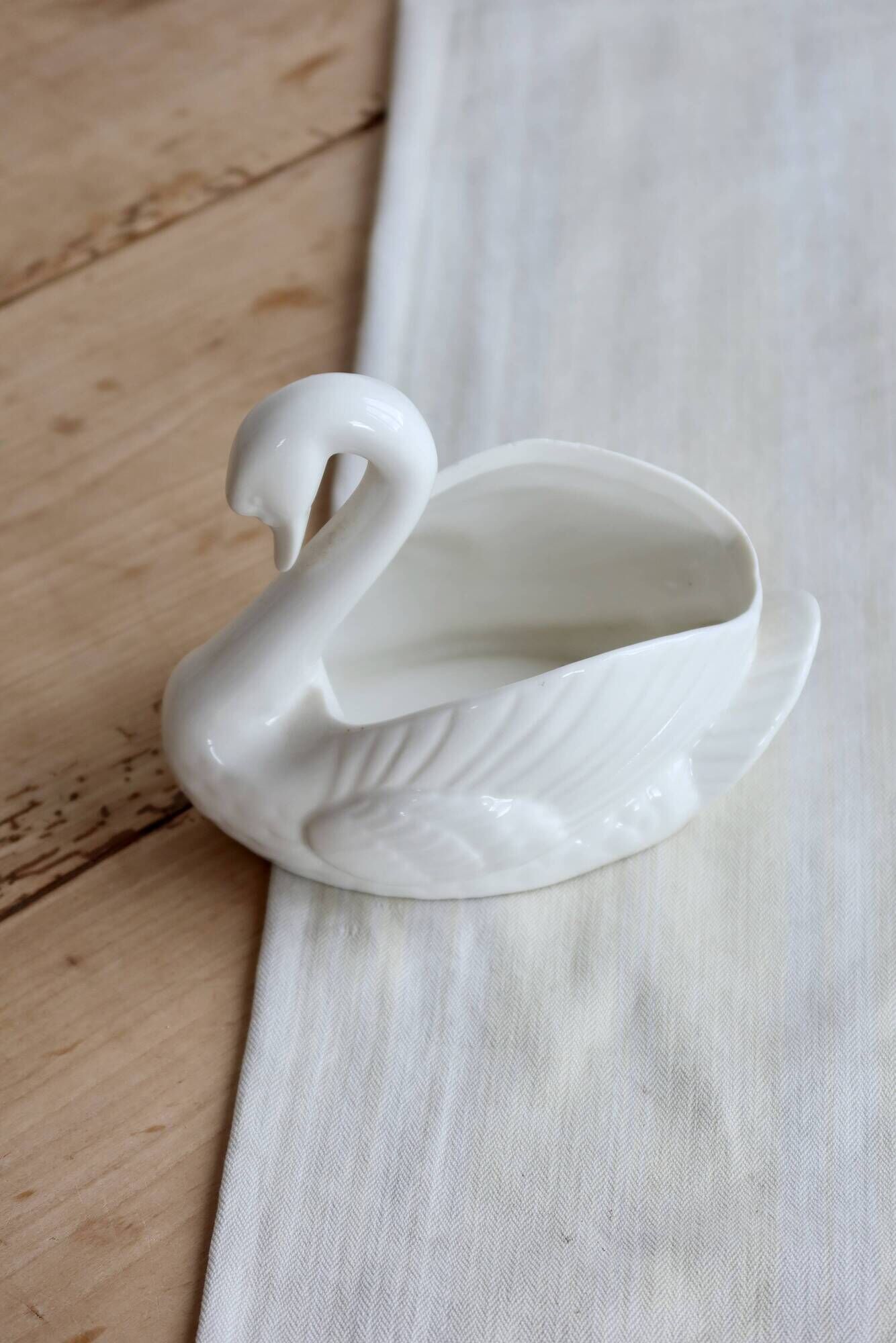 Vintage white porcelain swan cache-pot