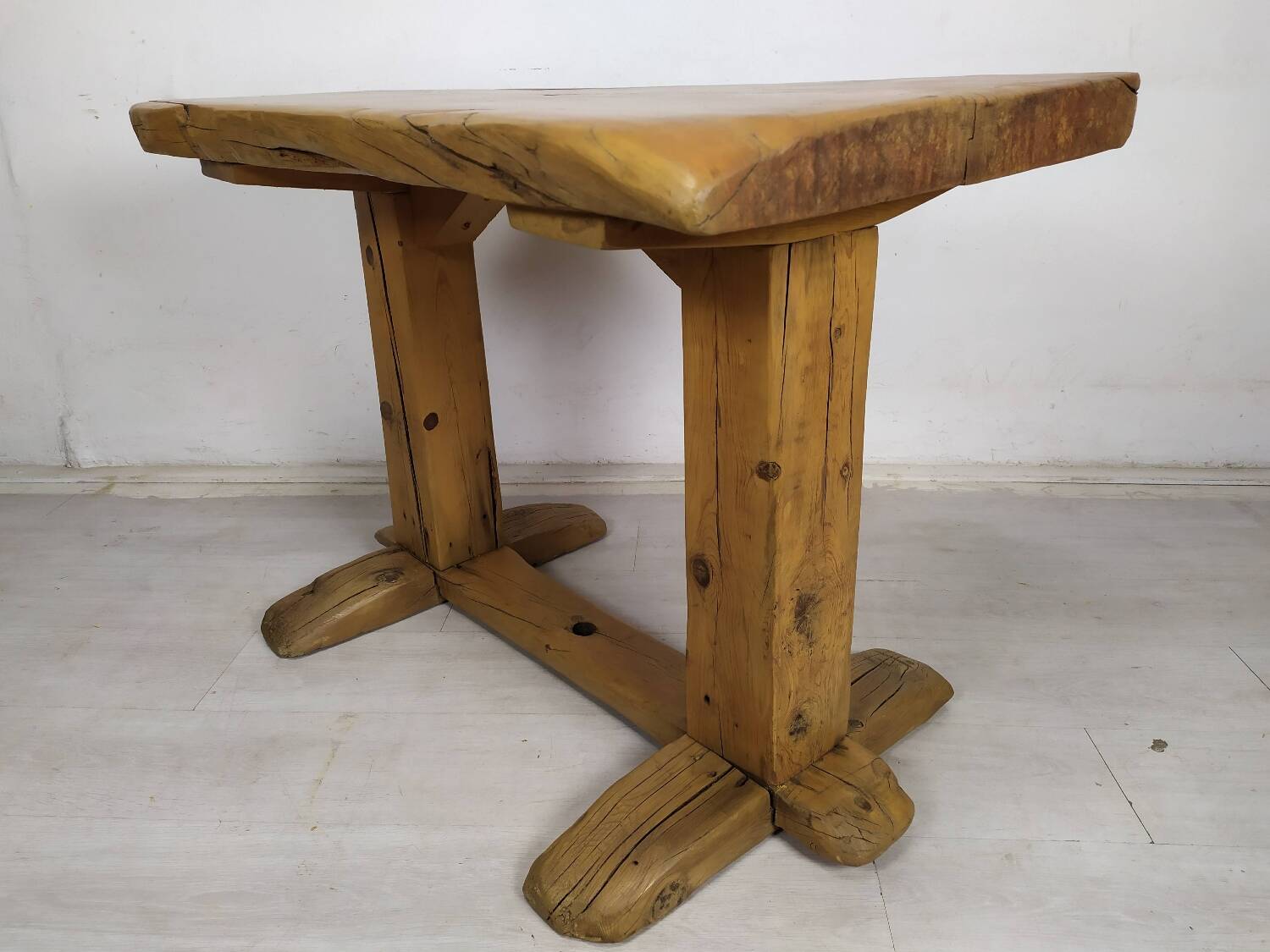 Table extérieur brutaliste