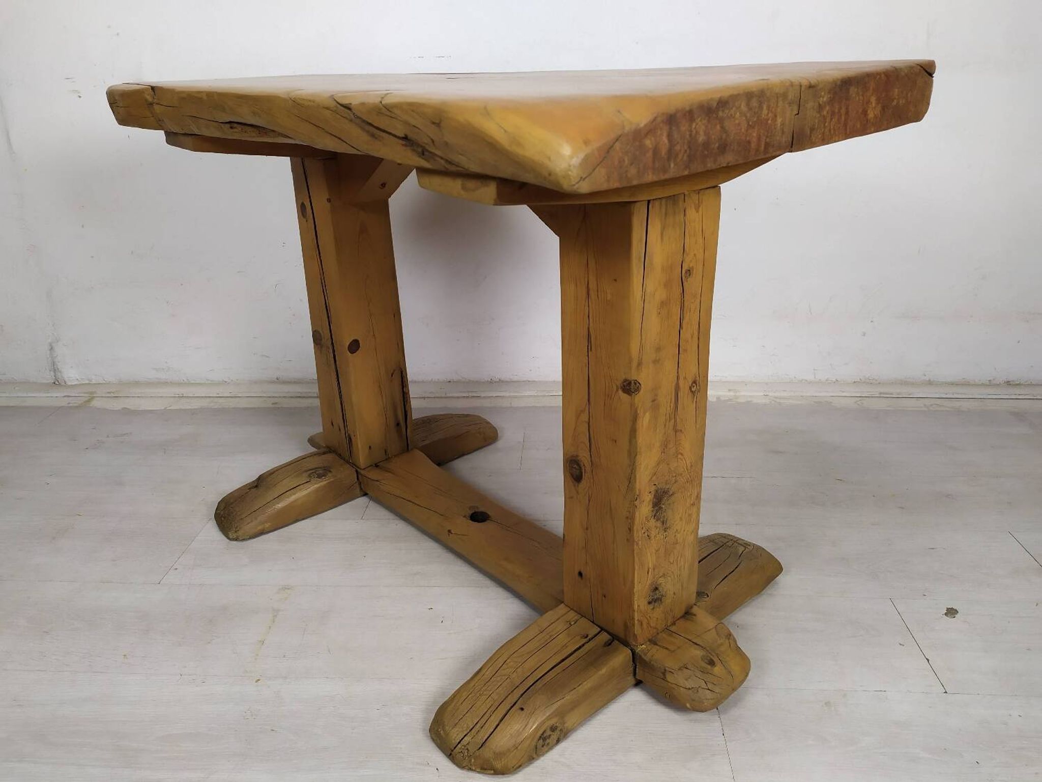 Table extérieur brutaliste