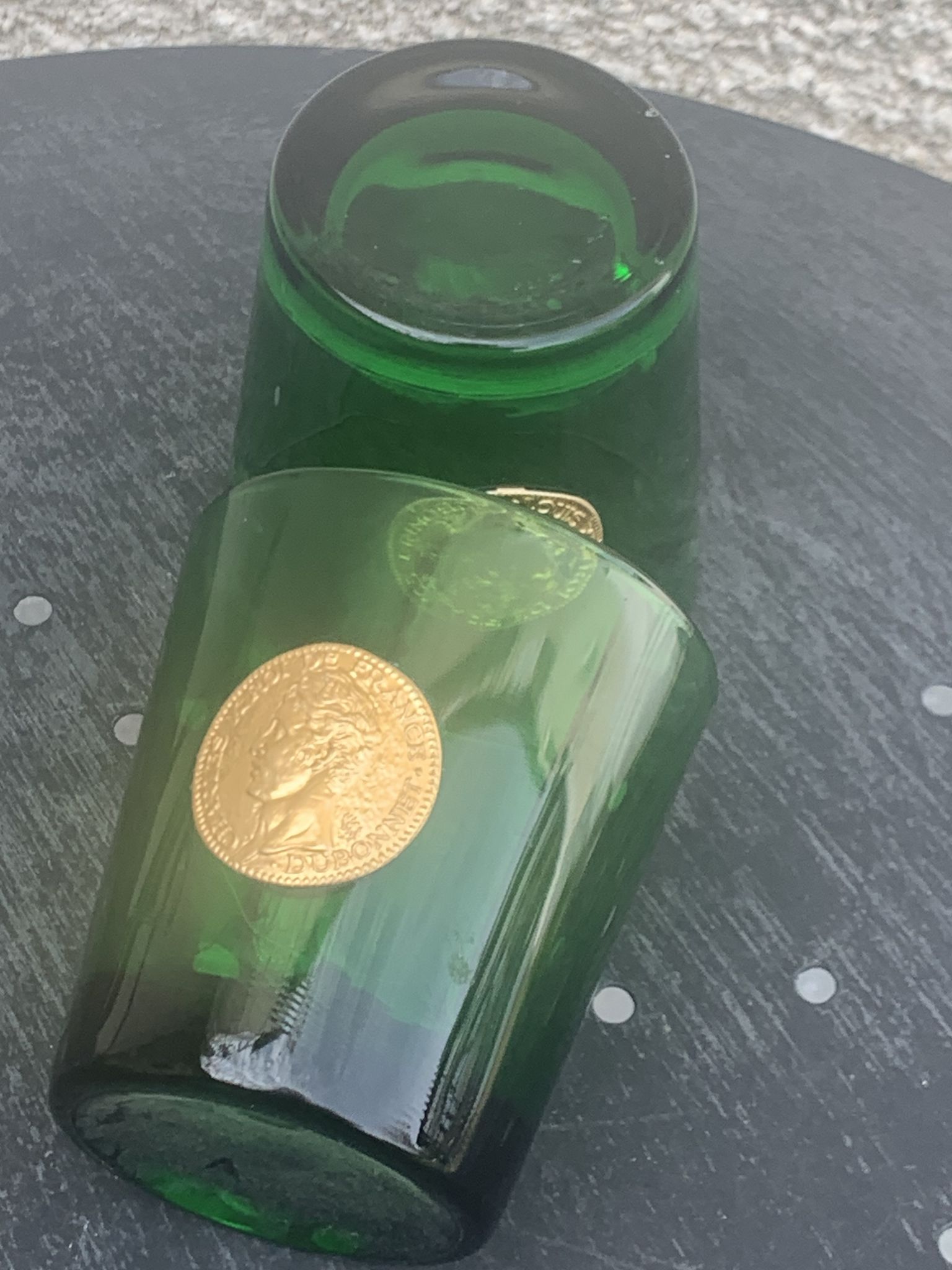 Set of 2 whisky glasses, aperitif, dubonnet, green glass, gold medalist in front, collector