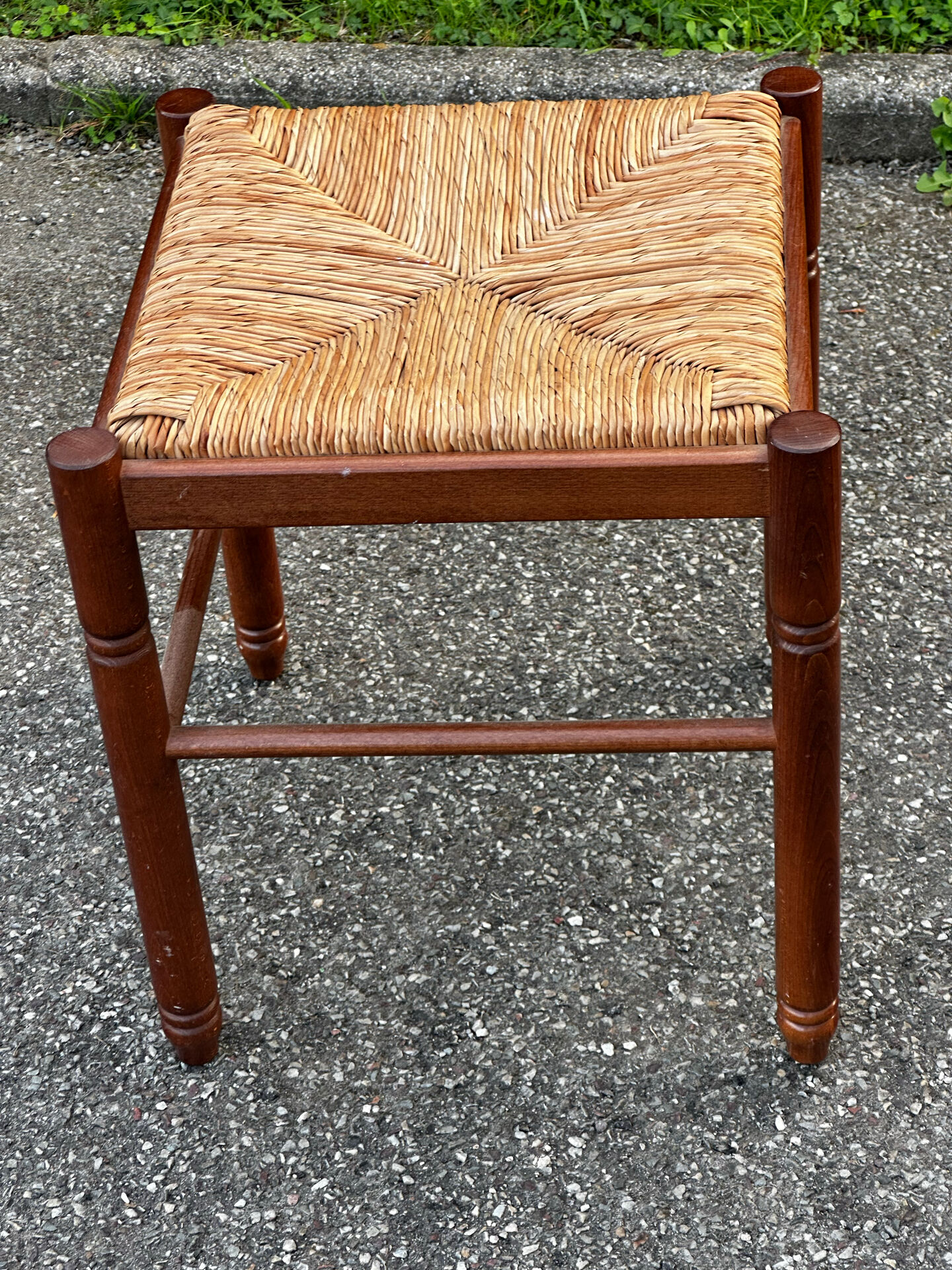 Paire de tabourets années 50 en bois et assise paillée