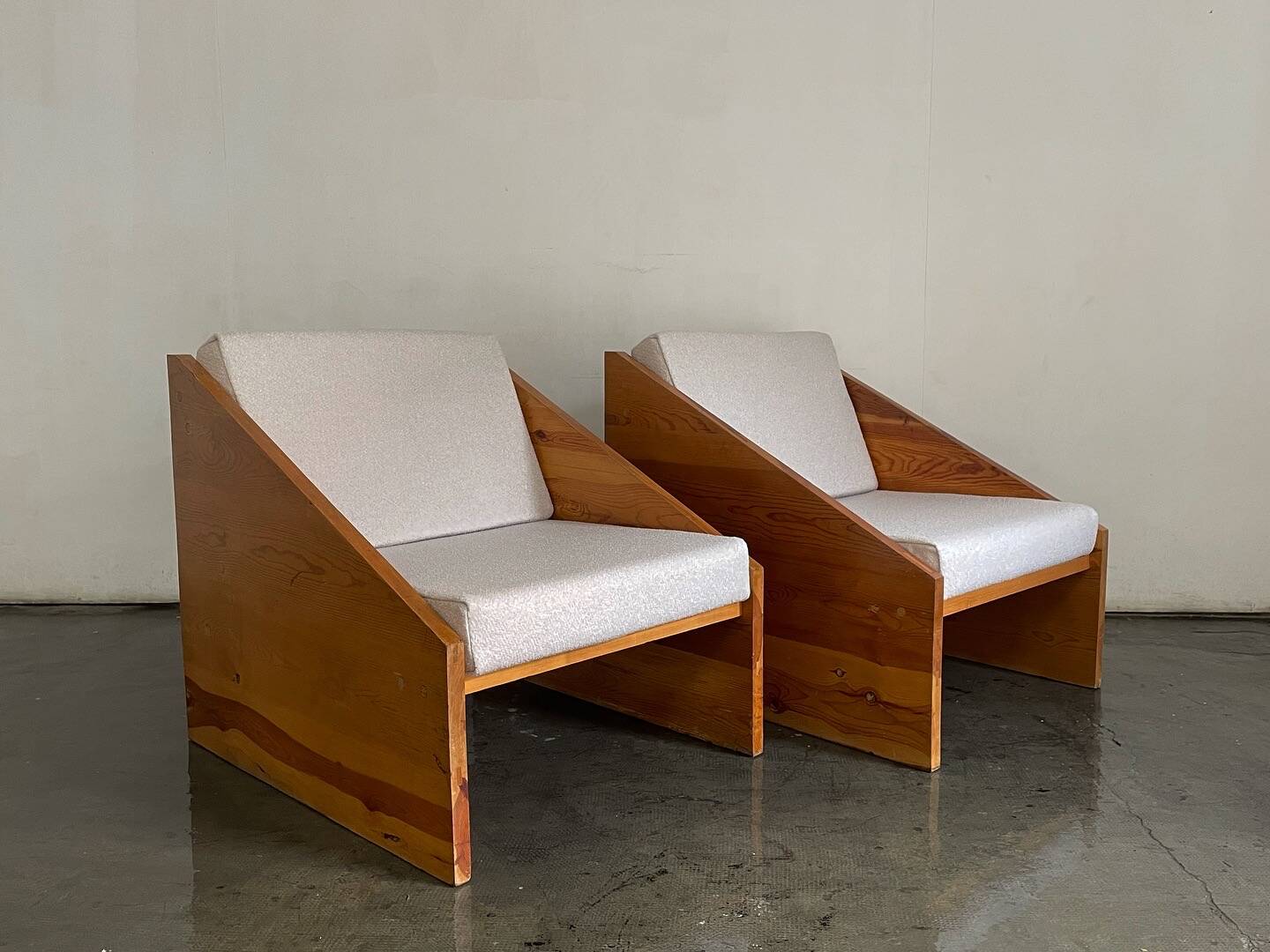 Fauteuils rationalistes en pin massif