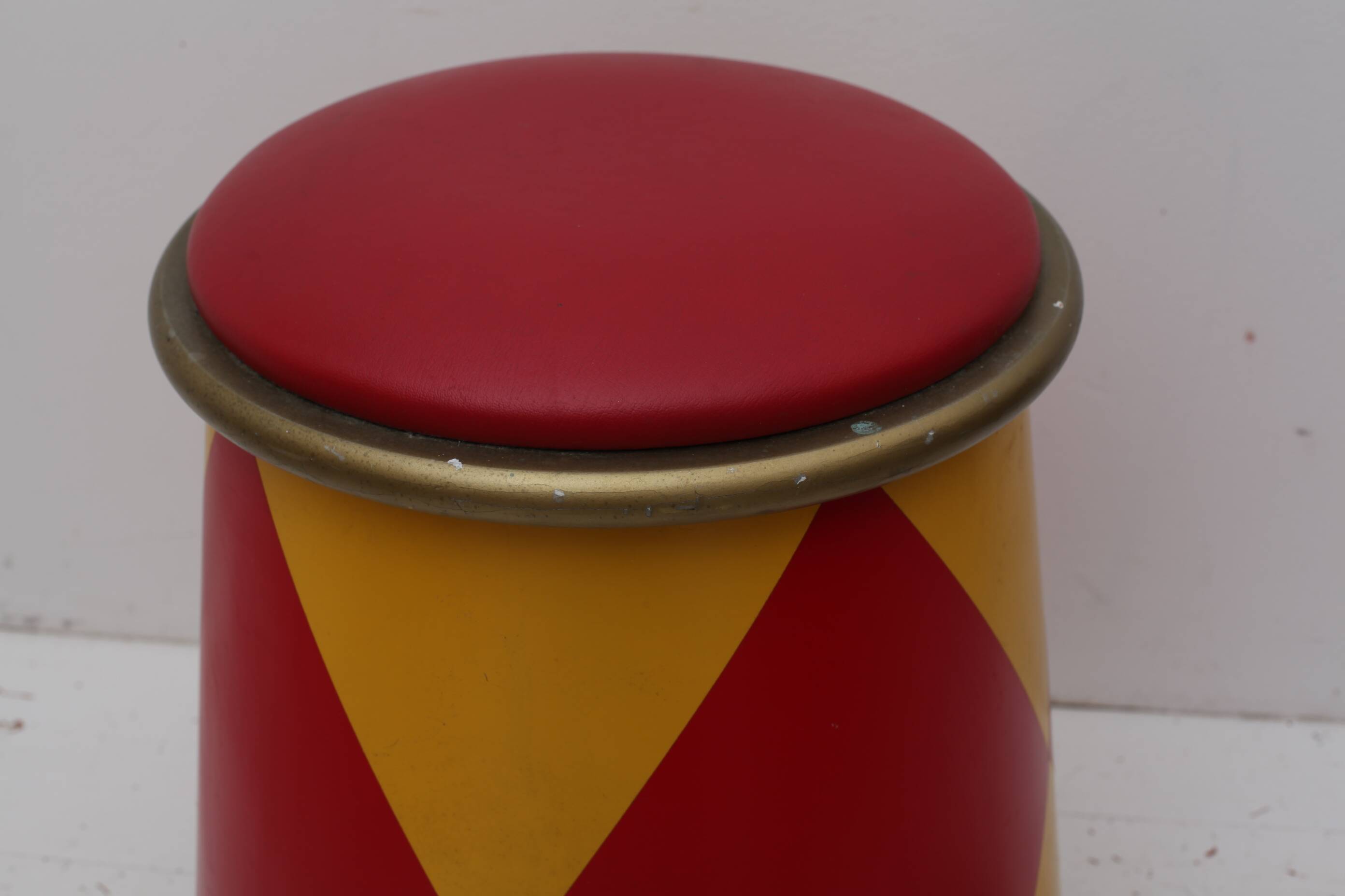 Circus stool pouf