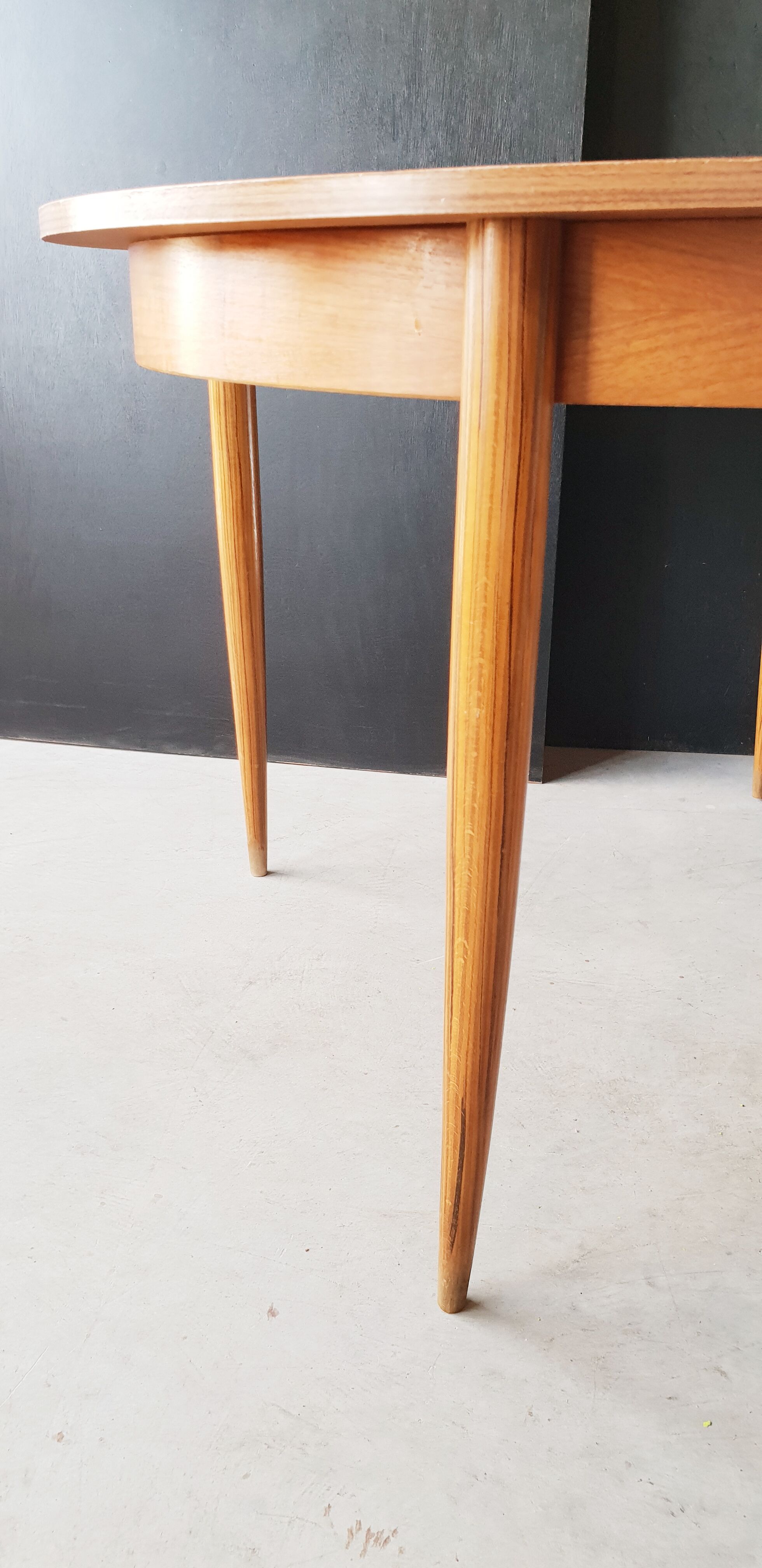 Scandinavian expandable table