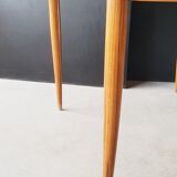 Scandinavian expandable table