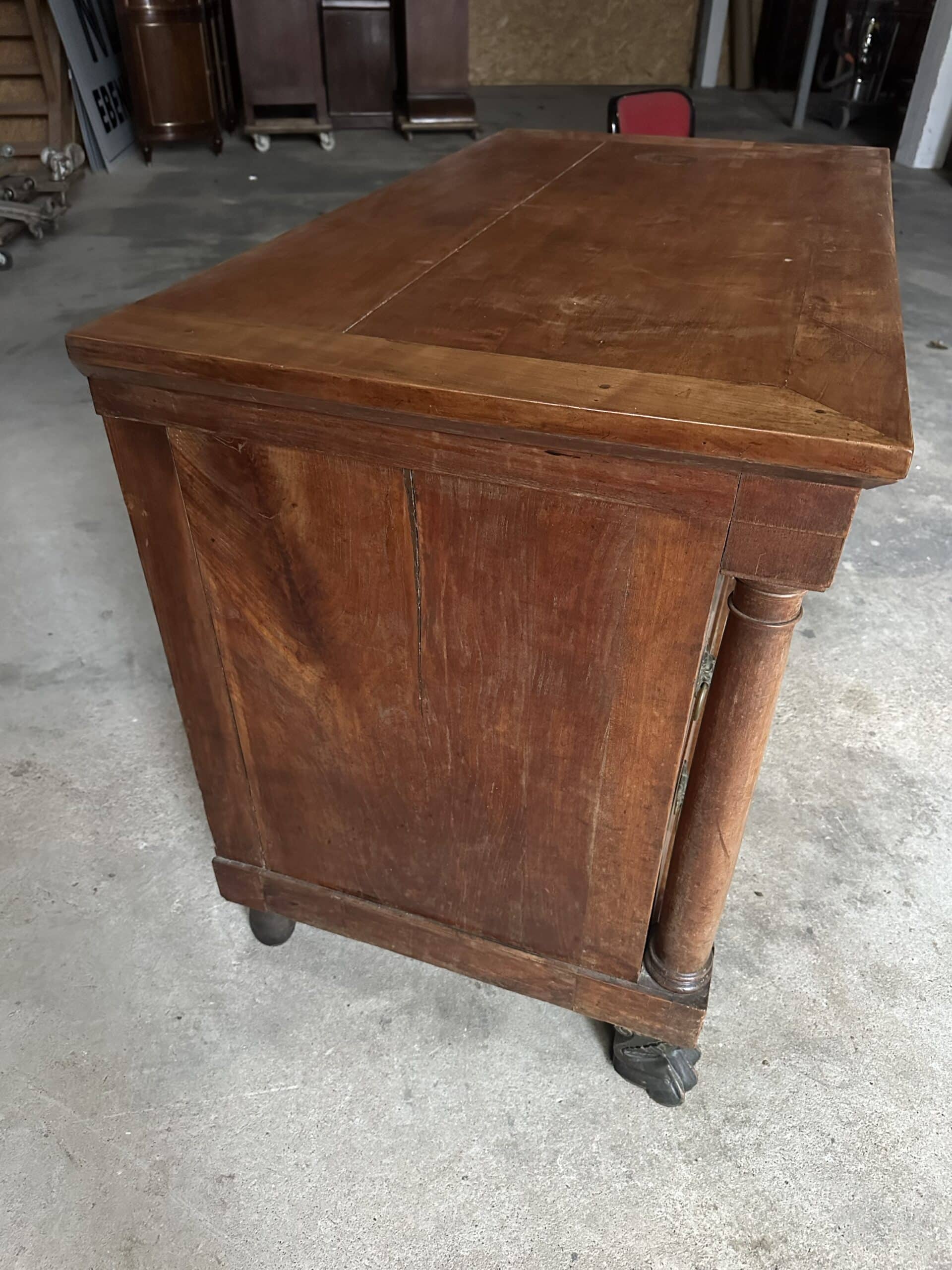 Commode en merisier de style retour d’Égypte vers 1800