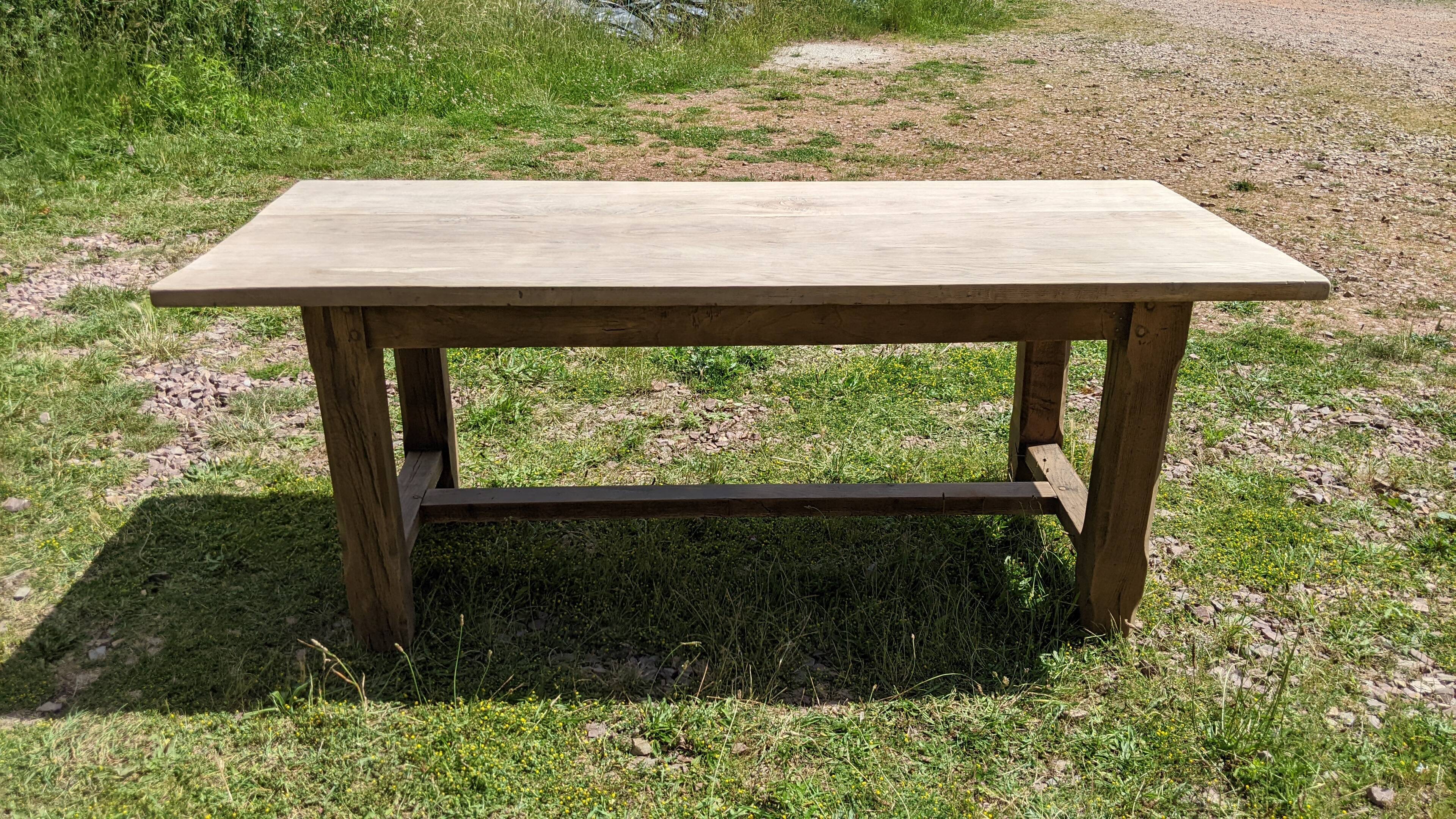 Old table in solid chene