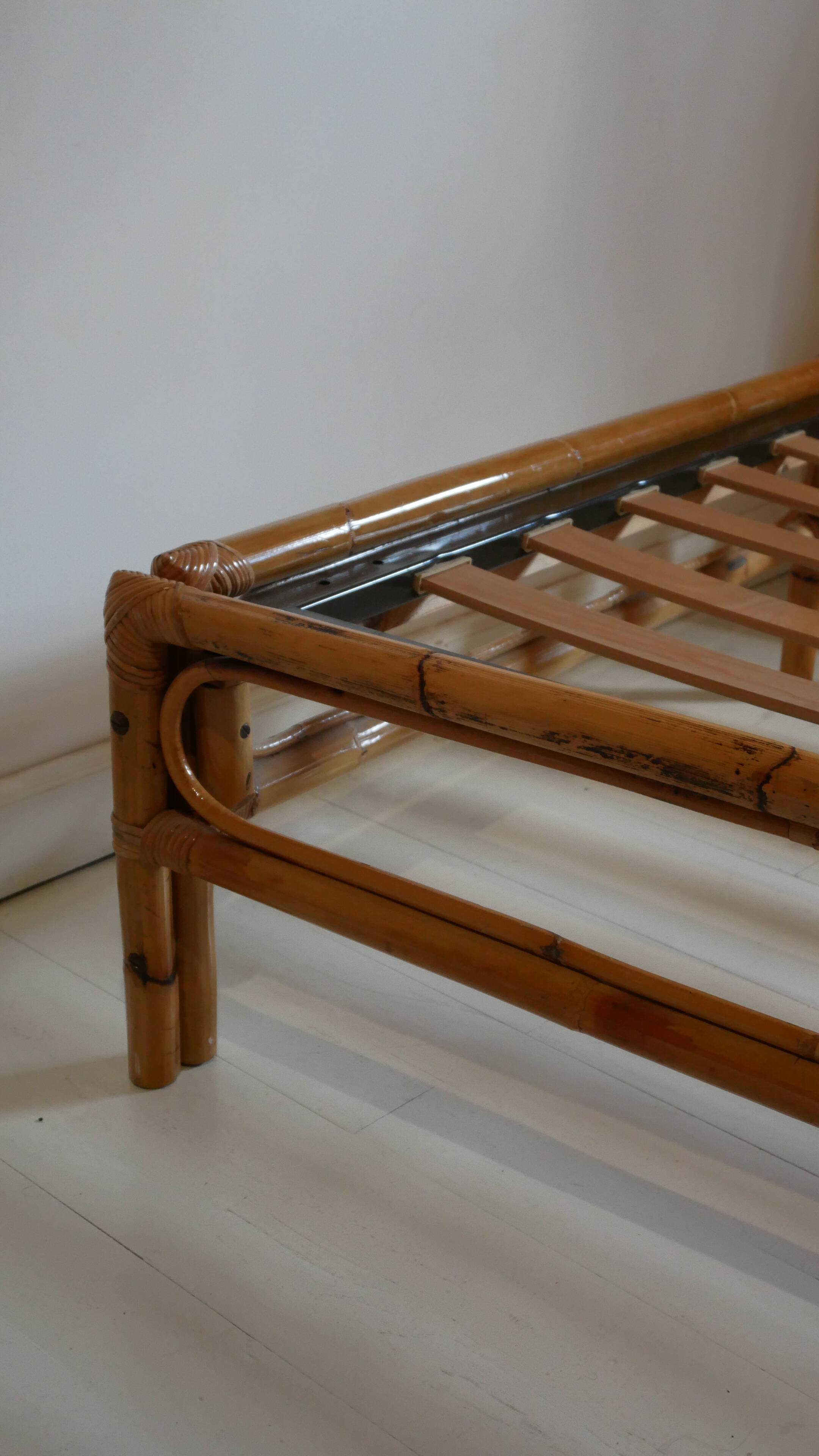 Vintage rattan shell bed