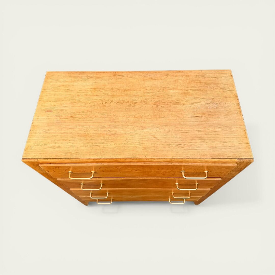 Vintage chest of drawers with tapered legs, solid raw oak, 1960.