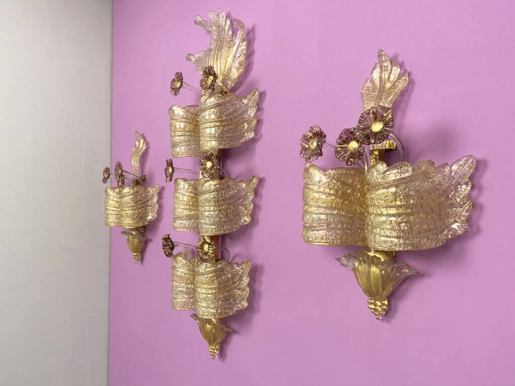 Trio / Ensemble de 3 appliques "Grand Hotel" par Barovier & Toso, Murano, Italie, années 1950. Verre vénitien avec de la poussière d'or et des fleurs en verre violet.