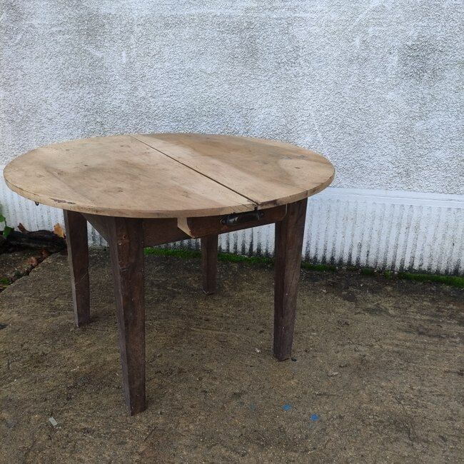 Round coffee table
