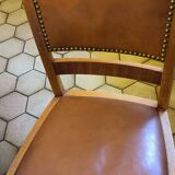 Table en noyer massif année 1930, pied central et 6 chaises en cuir cloutés