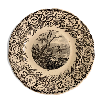 Dessert plate on partridge hunting, Gien 19th century