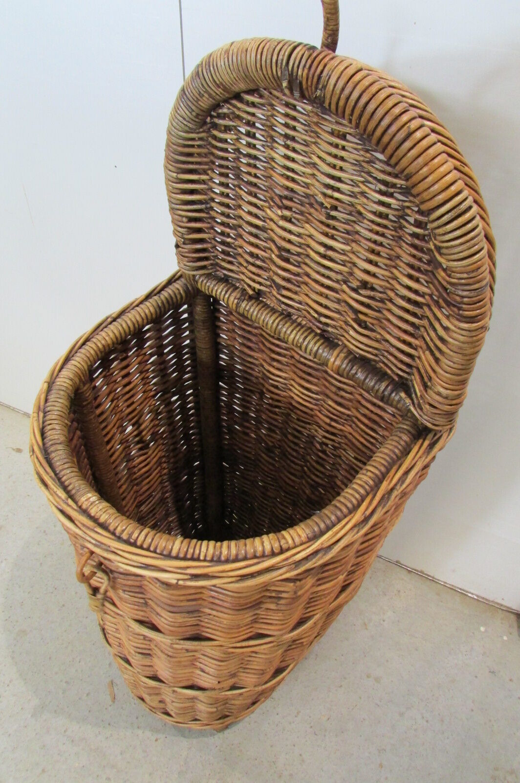 Basket woven wicker, trolley on wheels