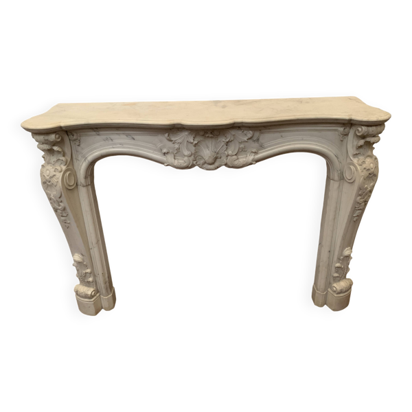 Cheminée de style Louis XV en marbre blanc de Carrare XIX siècle