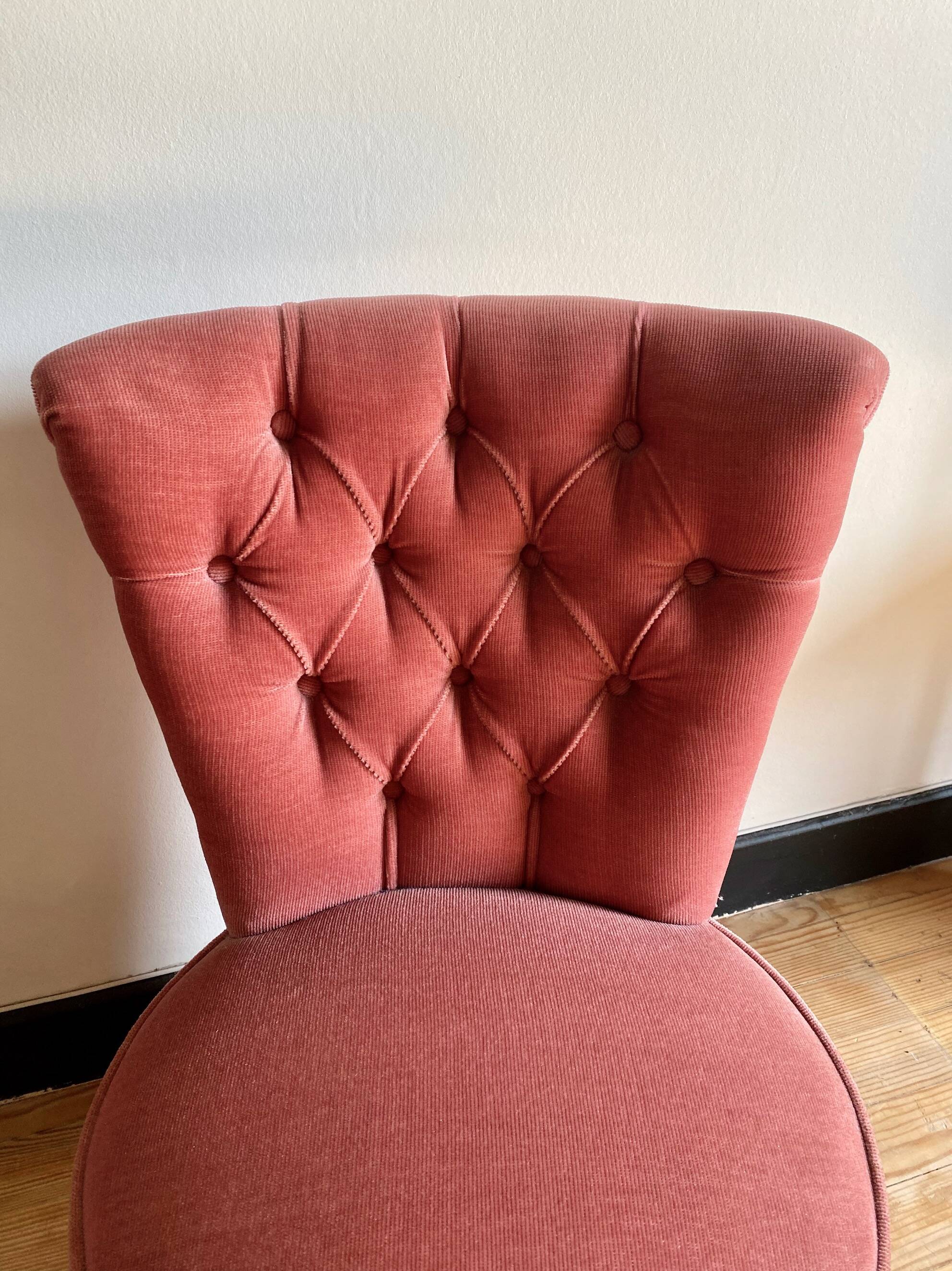 Mariette pink toad fireside chair