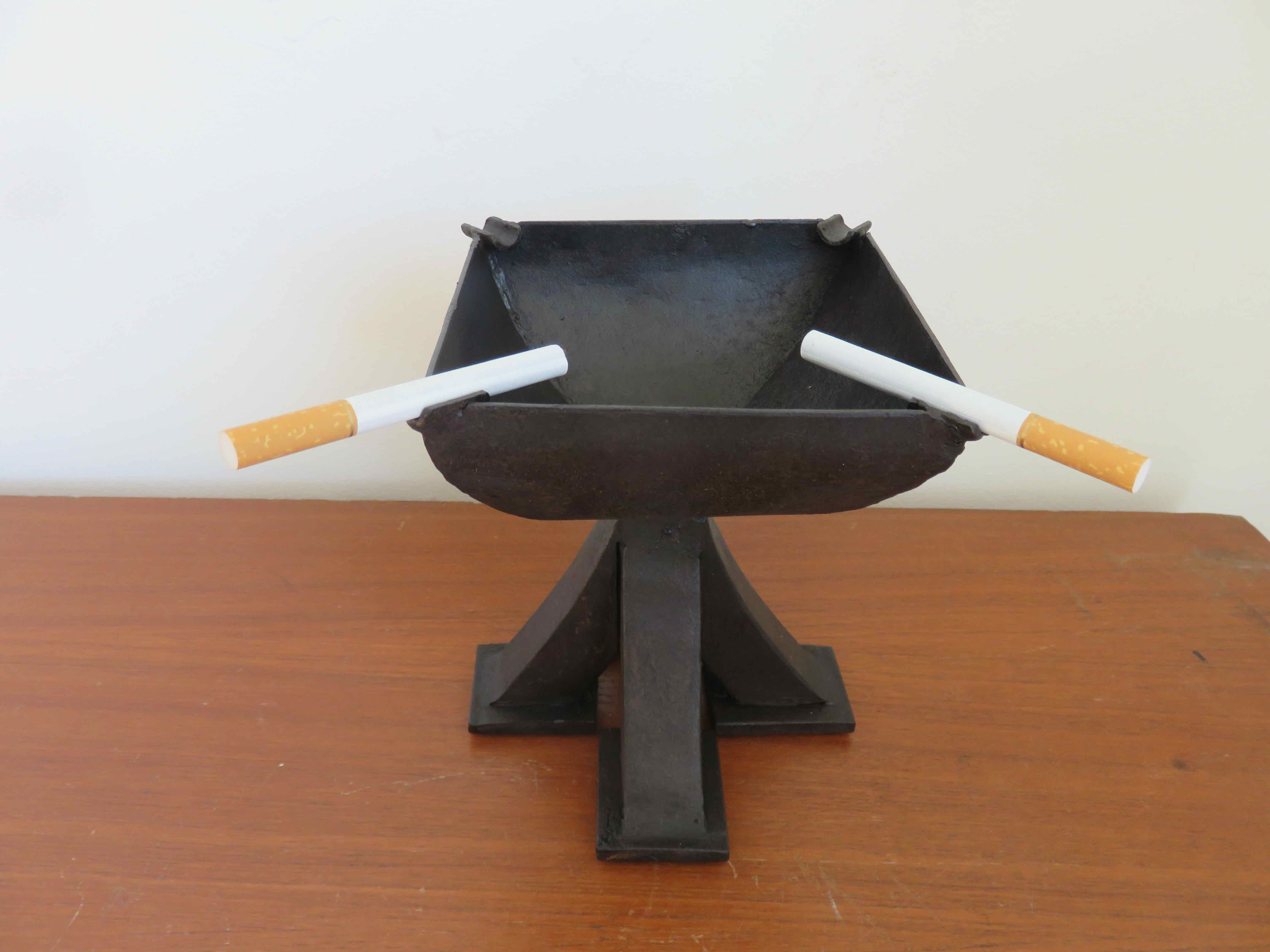 Cendrier " brutaliste " quadripode en acier brut années 70