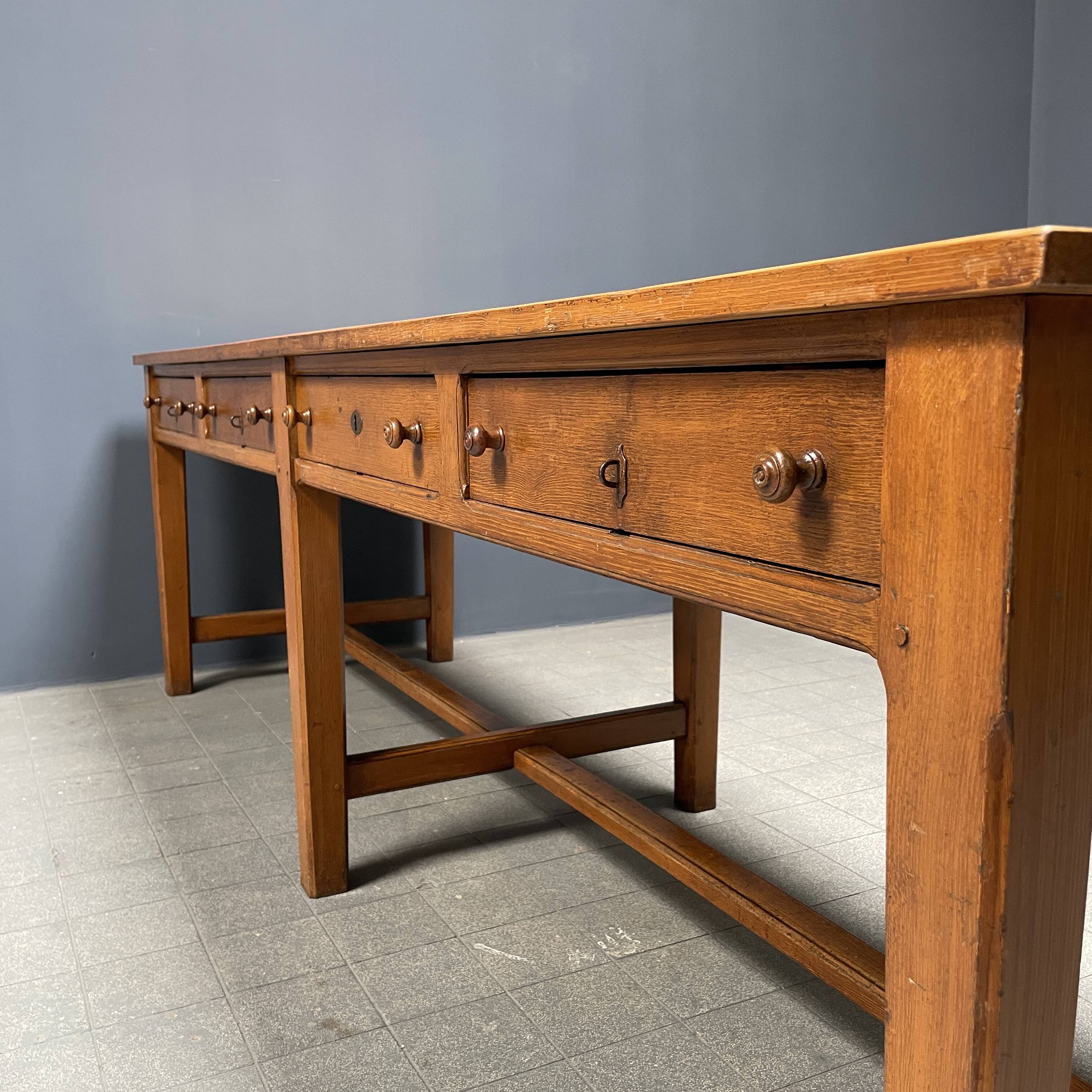 Grande table à draperie en bois antique