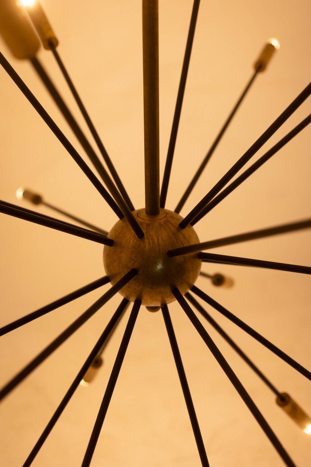 Sputnik-shaped chandelier in patinated gold-plated brass and black lacquer. Contemporary.