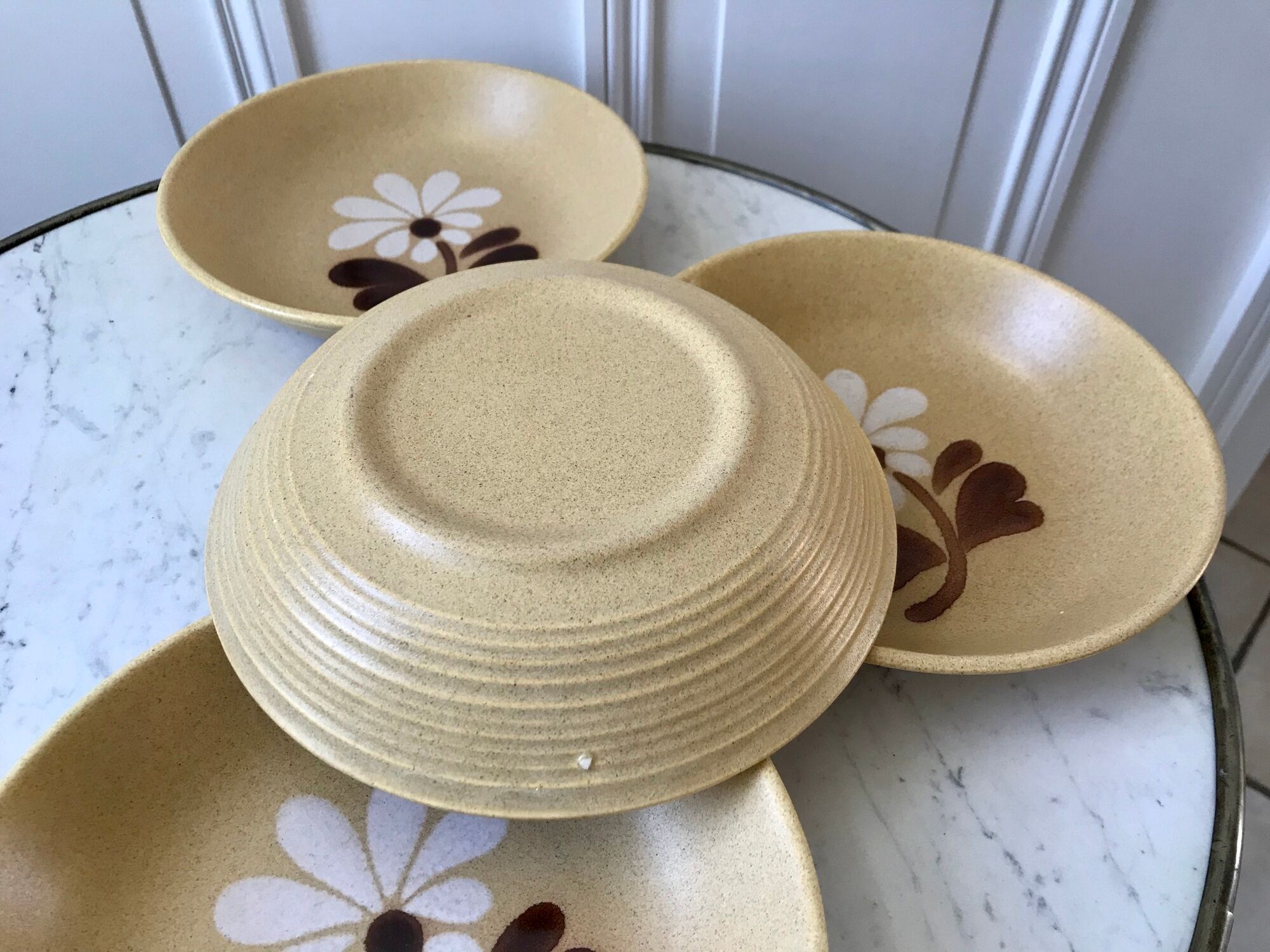 Set of 4 hollow plates in sandstone flowers painted 70s