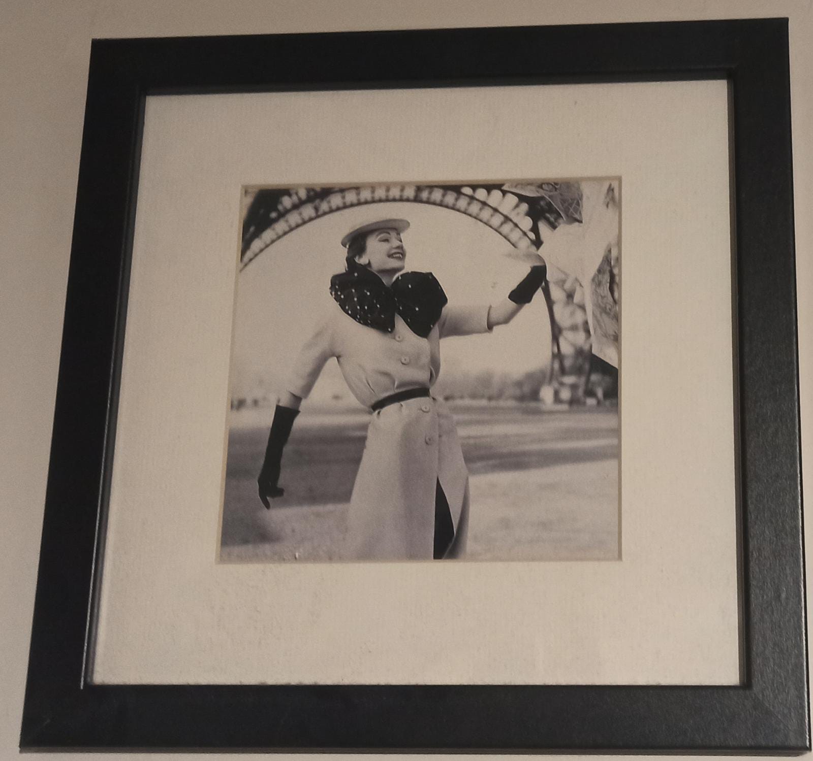 Vintage photo fashion years 60 eiffel tower