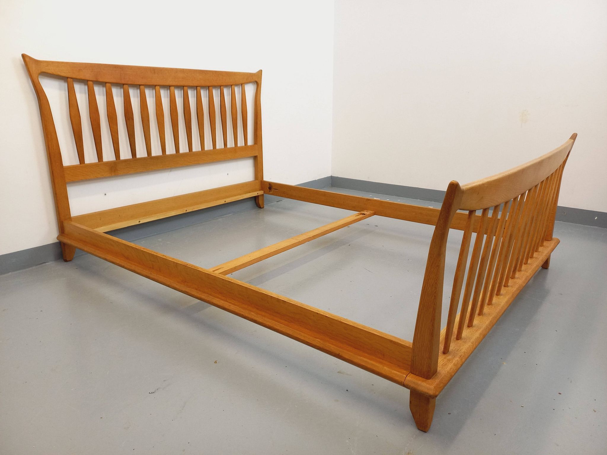 Double vintage French bed by Guillerme et Chambron in solid oak from the 1960s.