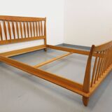 Lit double vintage français Guillerme et Chambron en chêne massif années 60