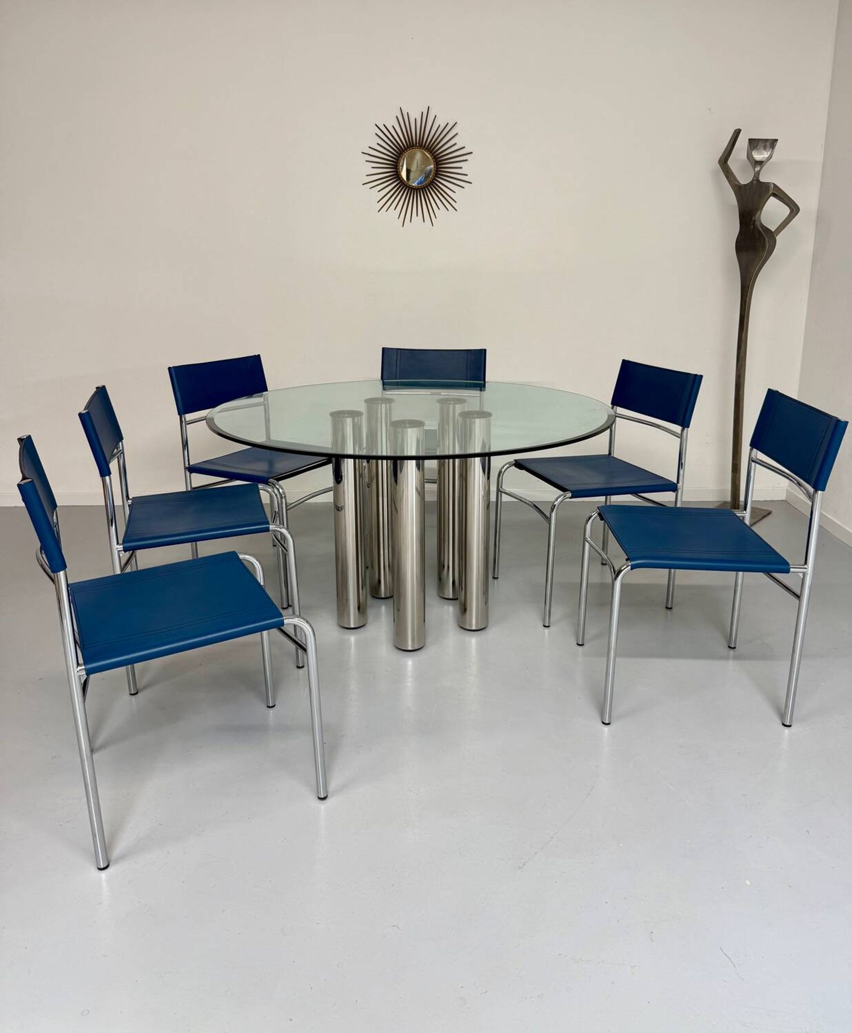 Round glass and metal dining table, Italian design from the 80s, vintage