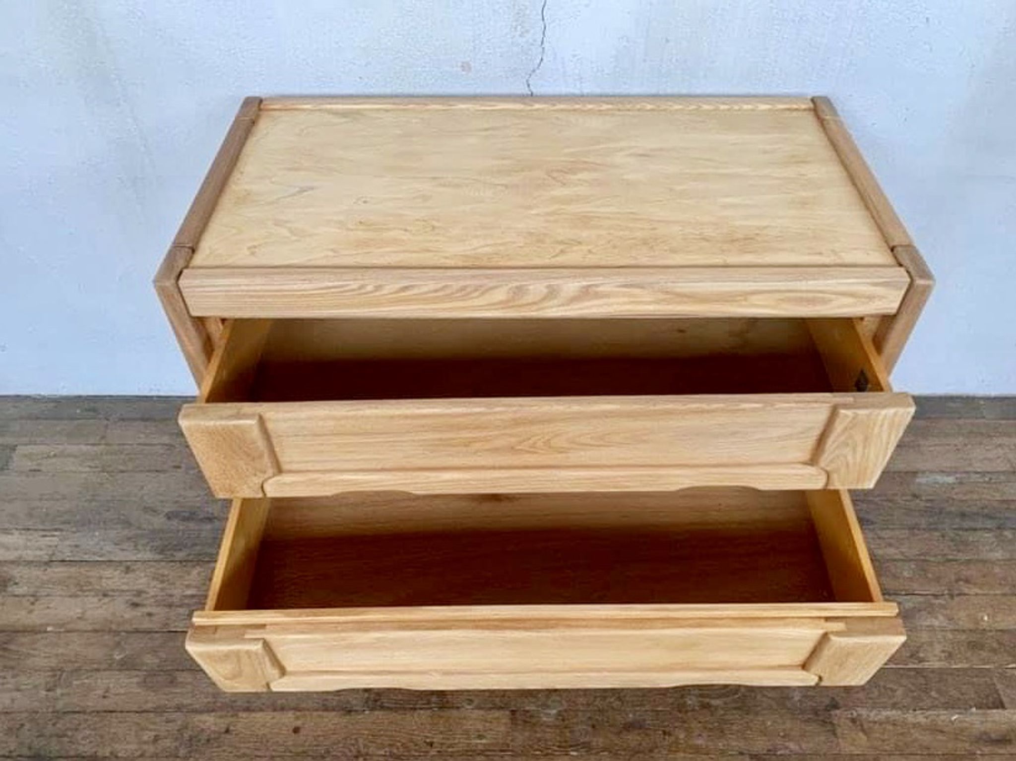 Commode vintage moderniste en orme massif 3 tiroirs