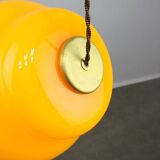 Lampe à suspension italienne du milieu du siècle en verre jaune et laiton