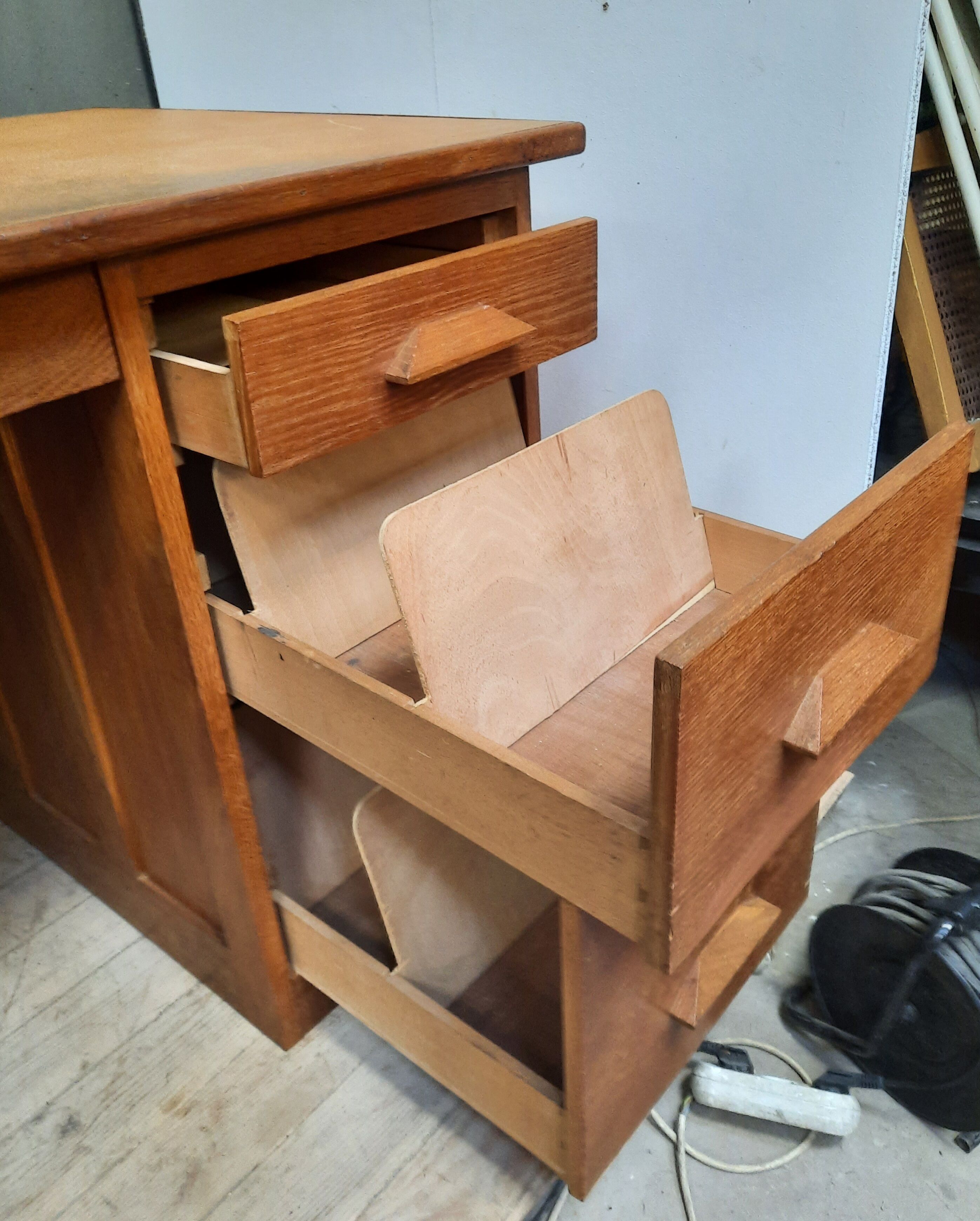Bureau à caisson d'administration en chêne