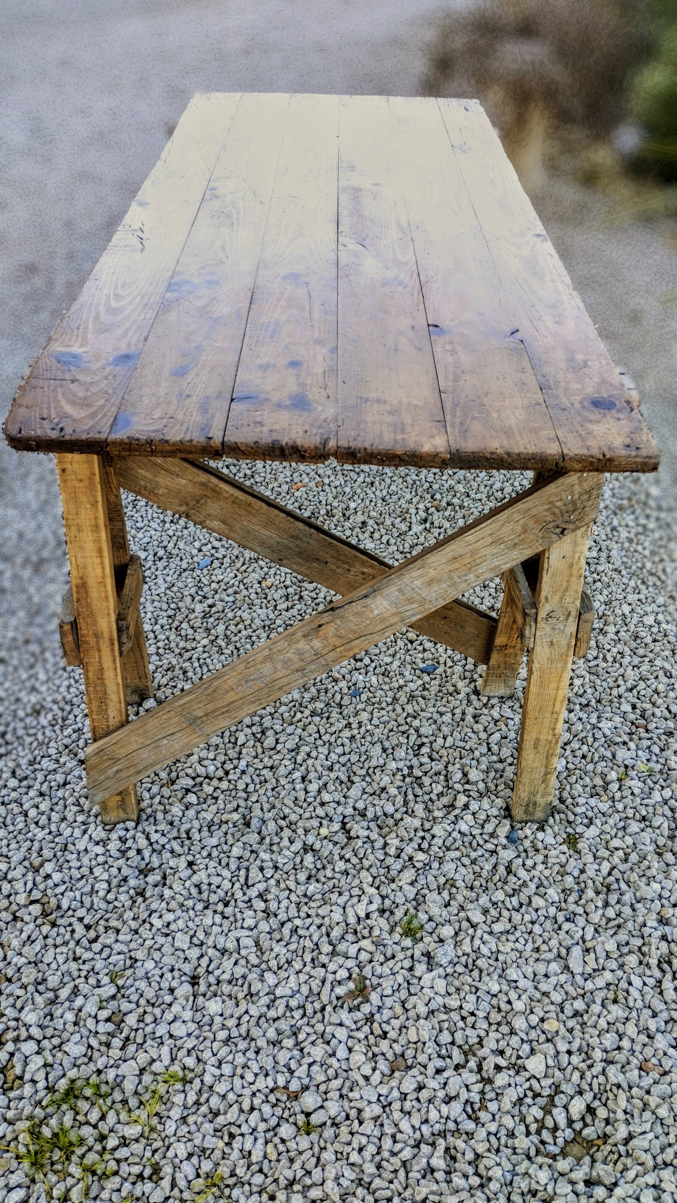 Table de ferme rustique patinée sur de lourds tréteaux